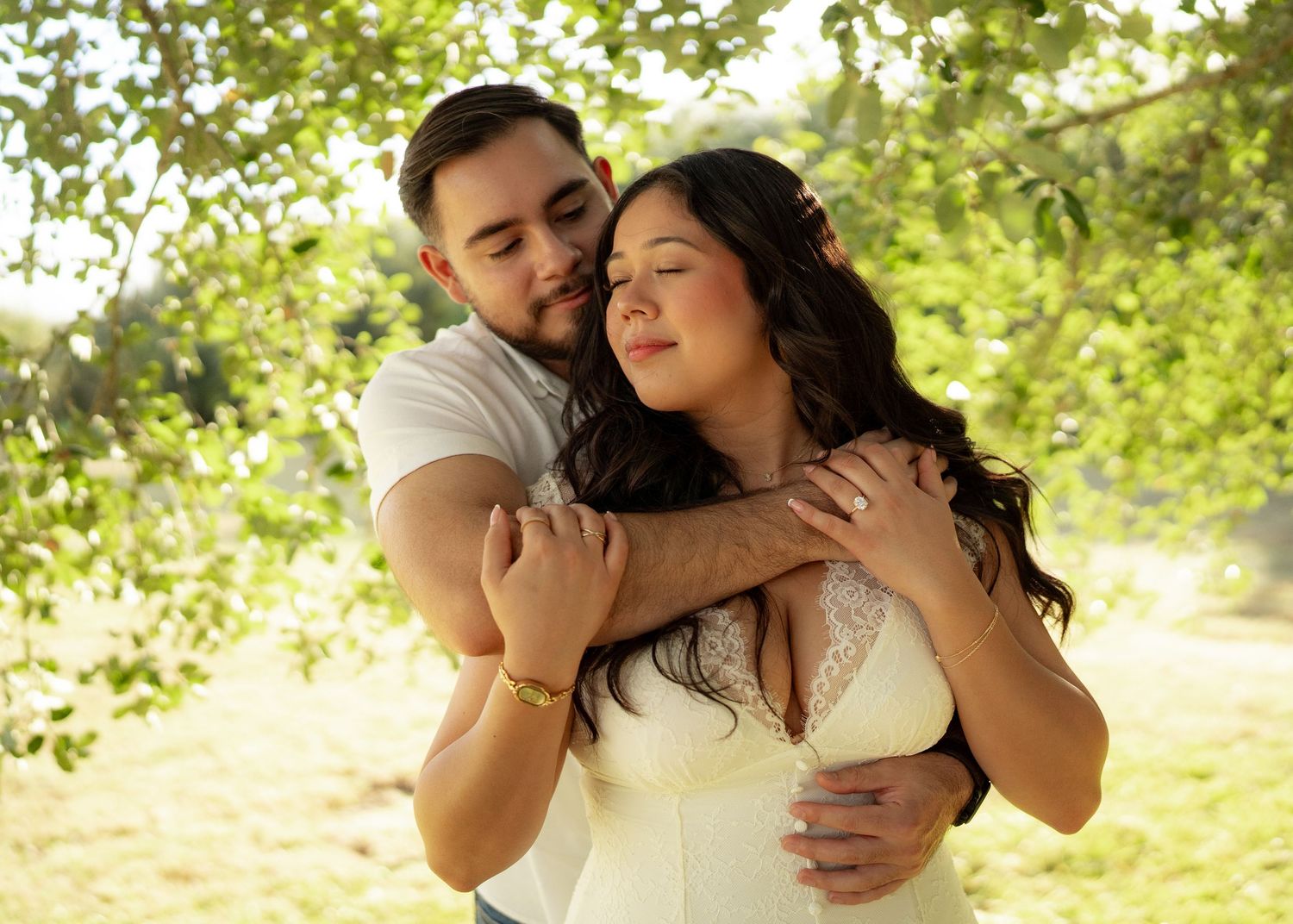 Engagement session outdoors with couple, picnic setting, natural light, candid moments, lifestyle photography, engagement photography.