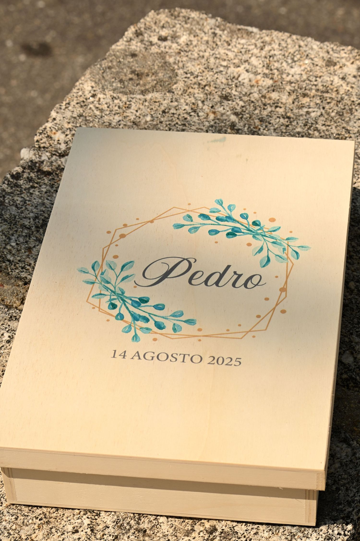 Elegant invitation card with 'Pedro' and '14 AGOSTO 2025' text decorated with turquoise floral design on cream colored paper.