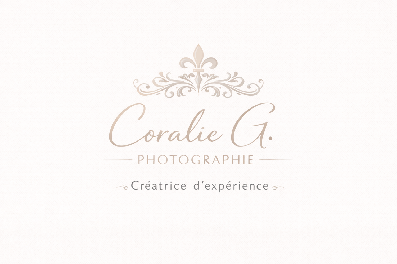Elegant logo for Coralie G. Photographie featuring ornate flourishes and the tagline Créatrice d’expérience.