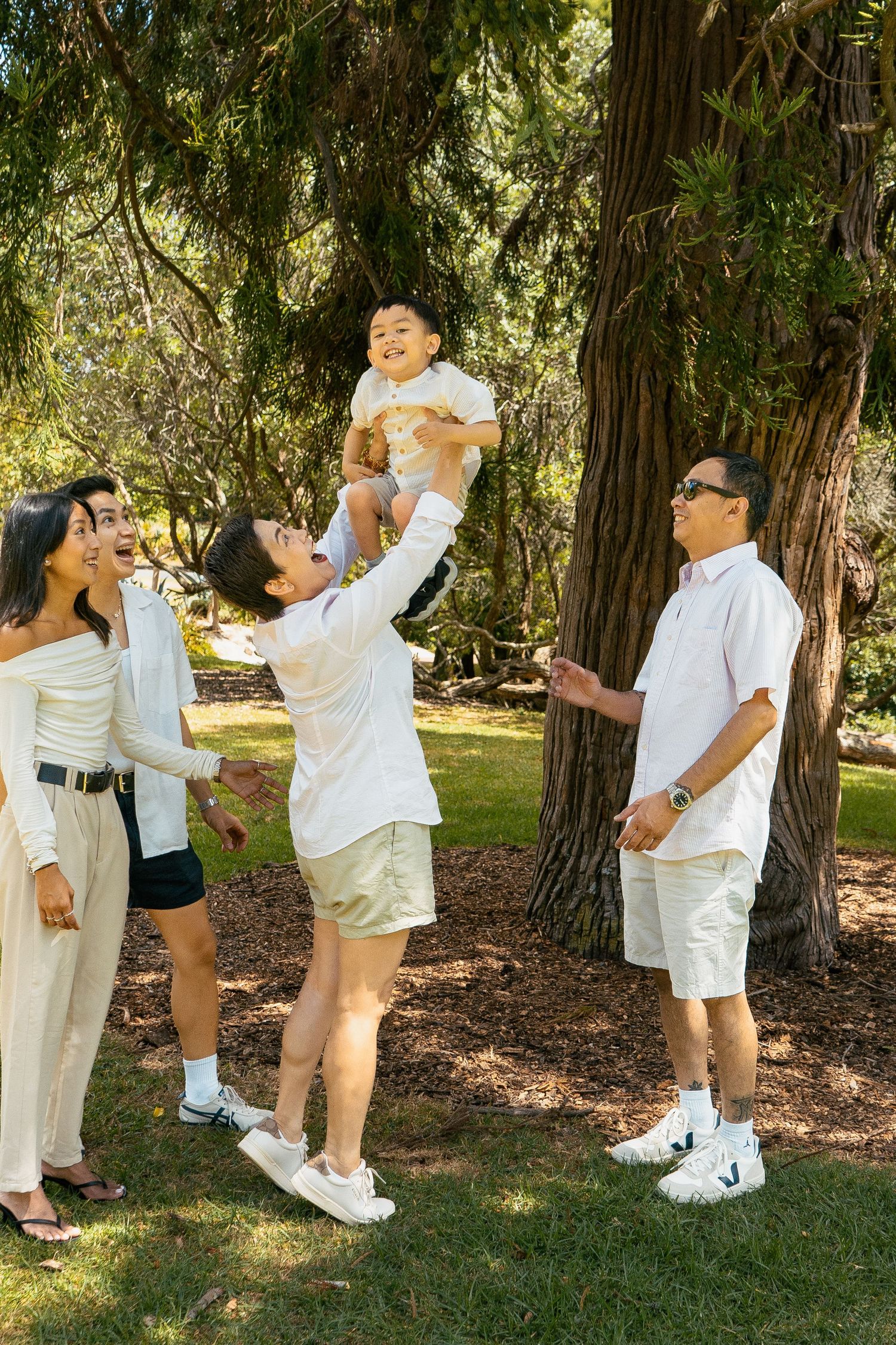 A fun-filled family photo shoot at Auckland Domain and Auckland Wintergardens. A colourful backdrop for a joyful family!