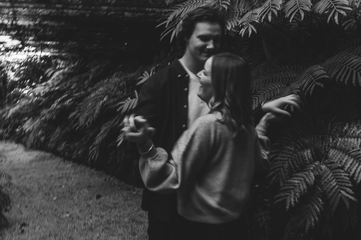 A romantic engagement shoot at the Fernery at Auckland Wintergardens by YM Photography.