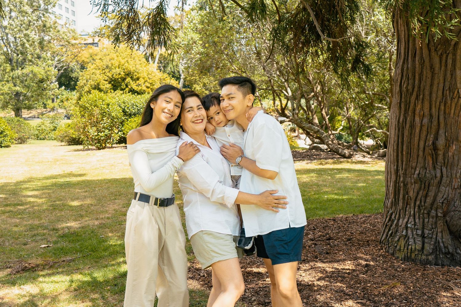 A fun-filled family photo shoot at Auckland Domain and Auckland Wintergardens. A colourful backdrop for a joyful family!