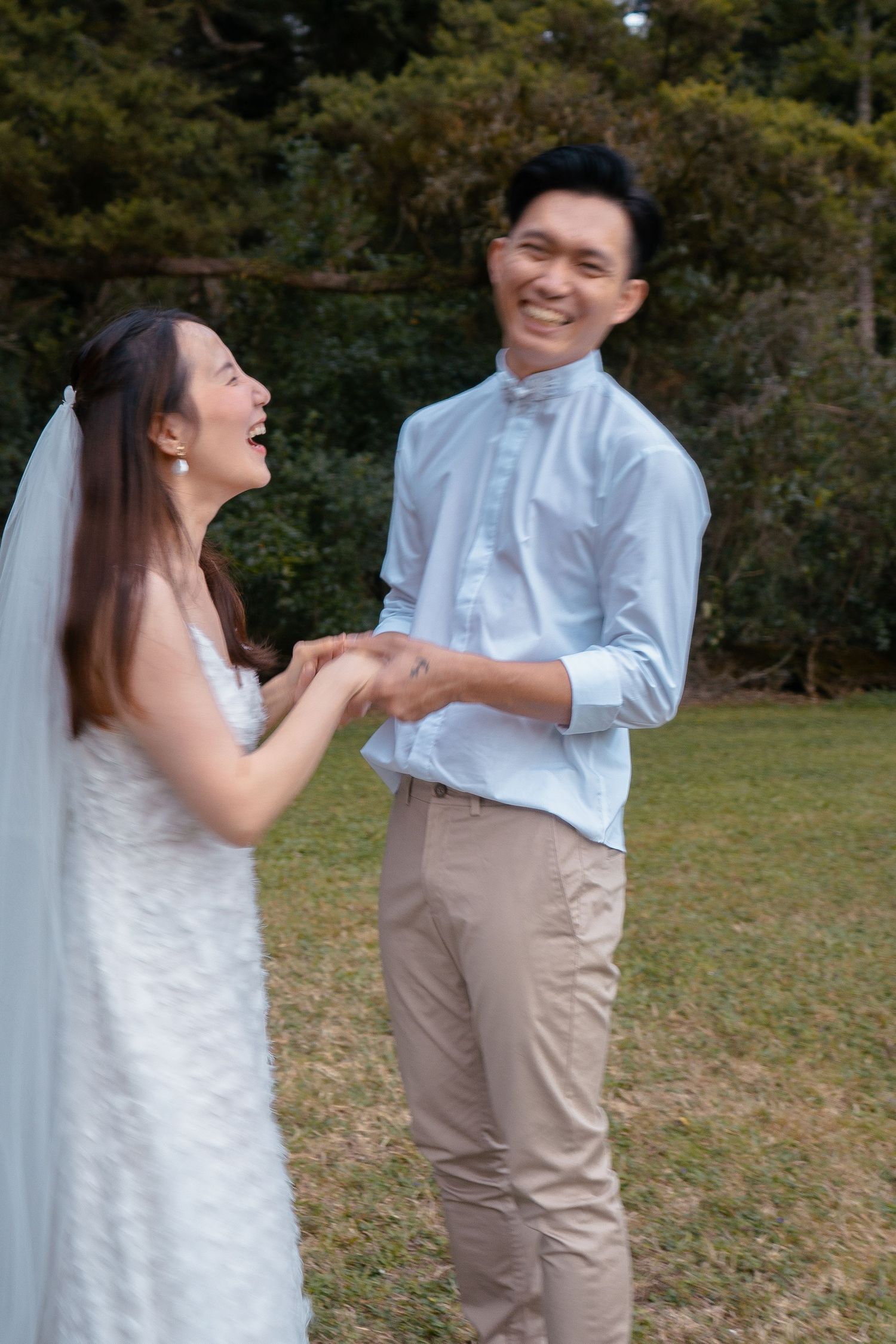 A joyful pre-wedding photoshoot at Auckland Botanical Gardens by YM Photography. Shot on digital and 35mm film.
