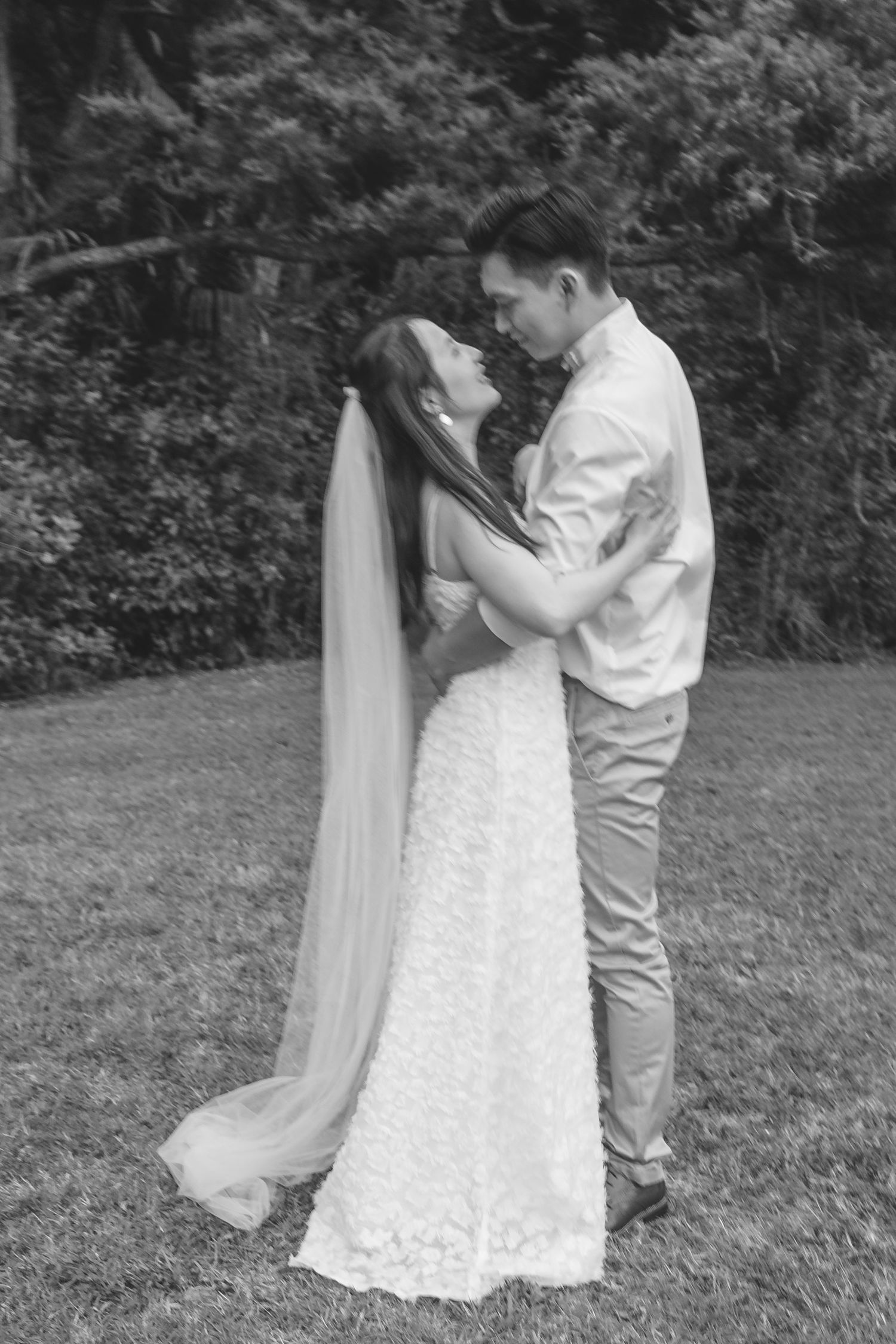 A joyful pre-wedding photoshoot at Auckland Botanical Gardens by YM Photography. Shot on digital and 35mm film.