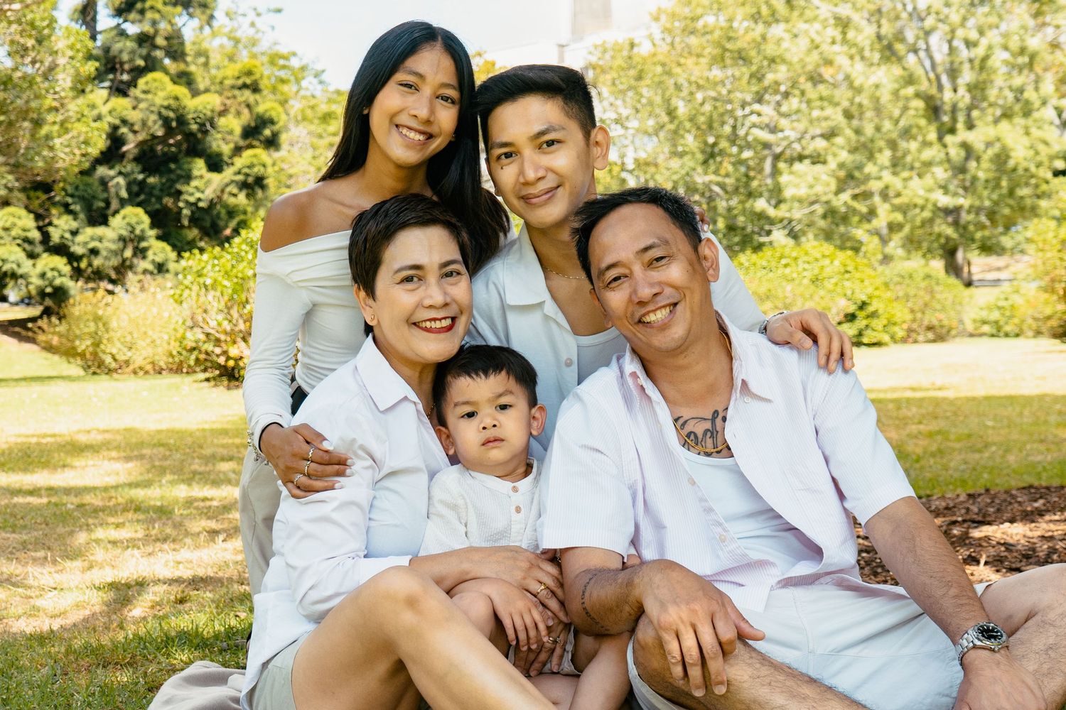 A fun-filled family photo shoot at Auckland Domain and Auckland Wintergardens. A colourful backdrop for a joyful family!