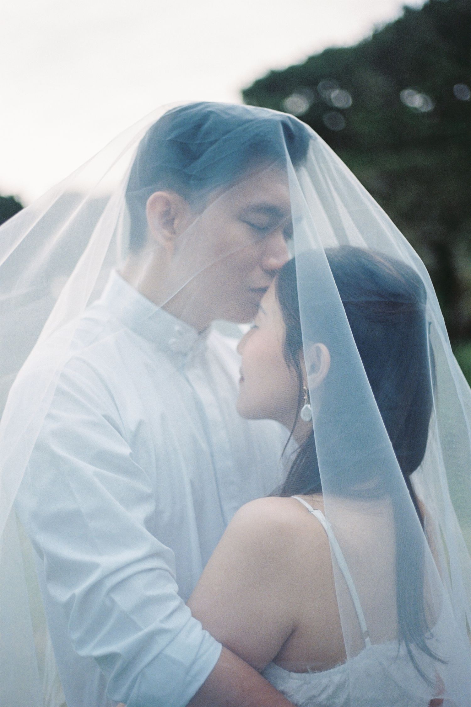 A joyful pre-wedding photoshoot at Auckland Botanical Gardens by YM Photography. Shot on digital and 35mm film.