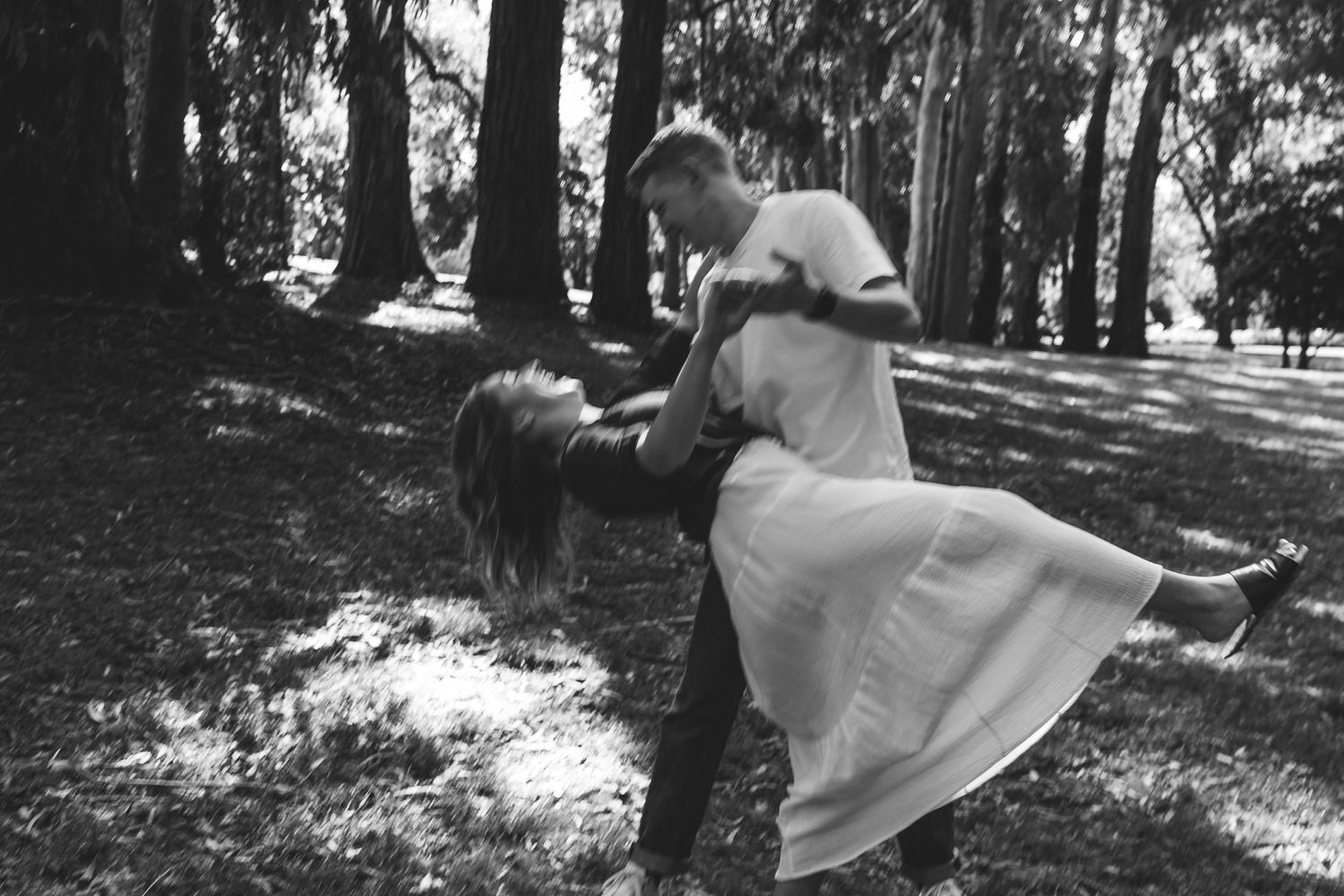 A romantic engagement shoot at the Fernery at Auckland Wintergardens by YM Photography.