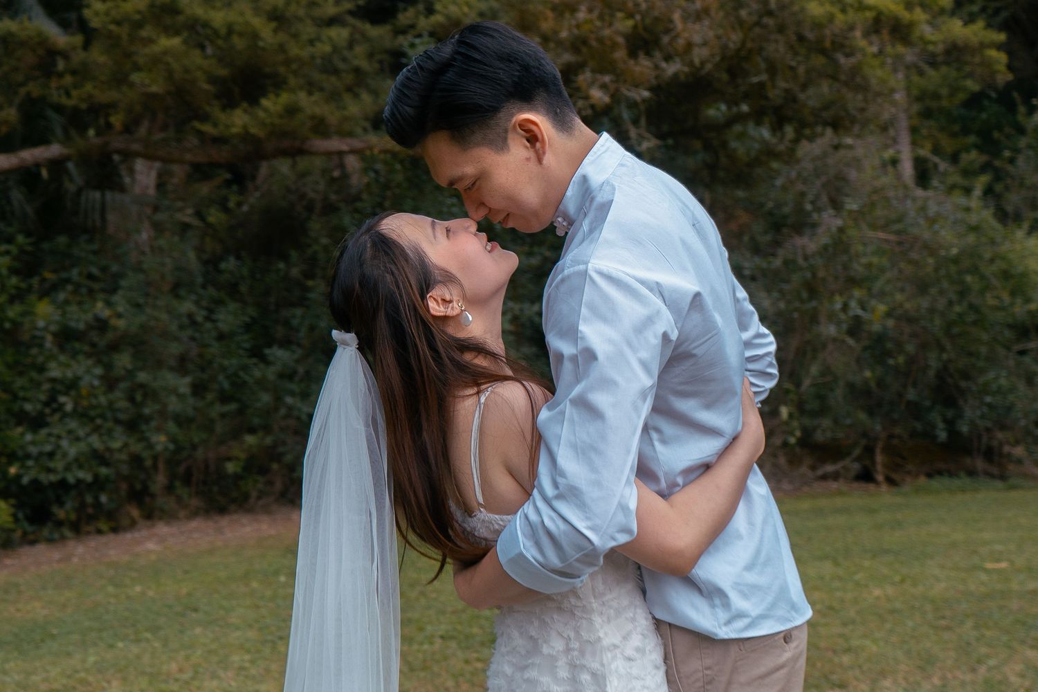 A joyful pre-wedding photoshoot at Auckland Botanical Gardens by YM Photography. Shot on digital and 35mm film.