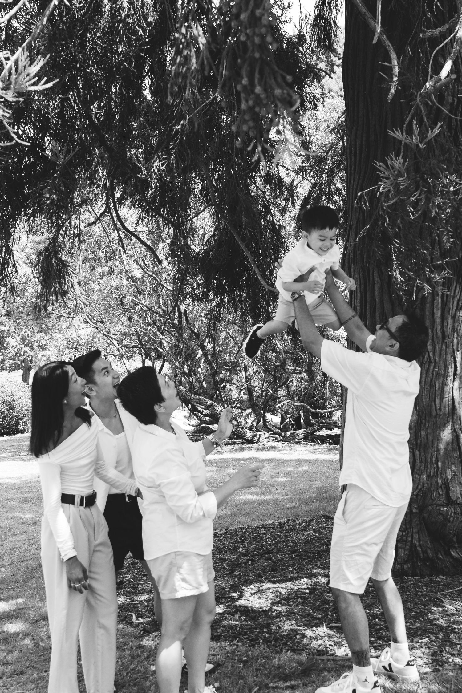 A fun-filled family photo shoot at Auckland Domain and Auckland Wintergardens. A colourful backdrop for a joyful family!