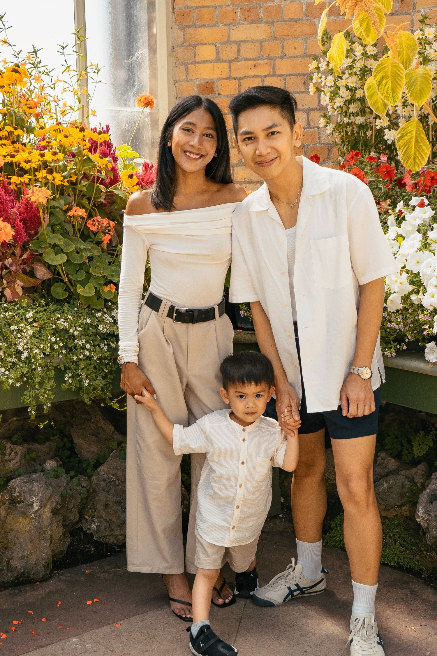 A fun-filled family photo shoot at Auckland Domain and Auckland Wintergardens. A colourful backdrop for a joyful family!