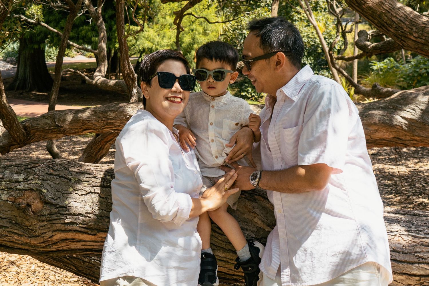 A fun-filled family photo shoot at Auckland Domain and Auckland Wintergardens. A colourful backdrop for a joyful family!