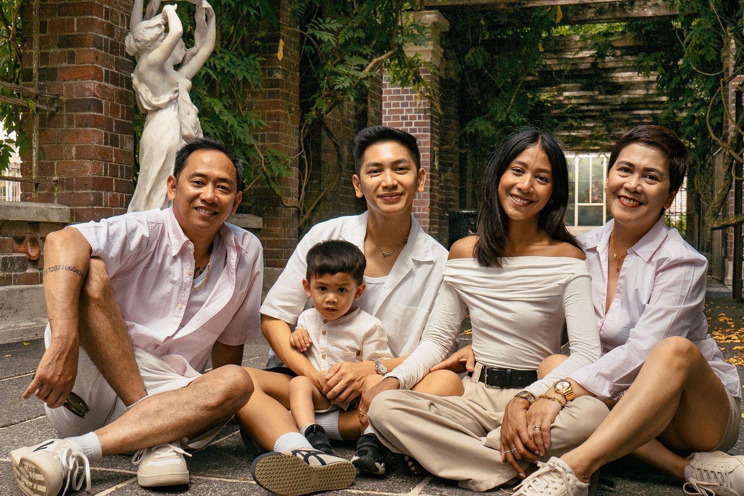 A fun-filled family photo shoot at Auckland Domain and Auckland Wintergardens. A colourful backdrop for a joyful family!