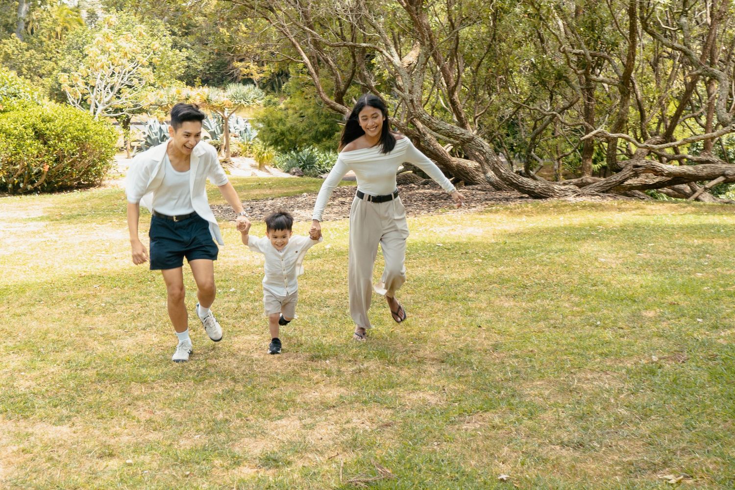 A fun-filled family photo shoot at Auckland Domain and Auckland Wintergardens. A colourful backdrop for a joyful family!