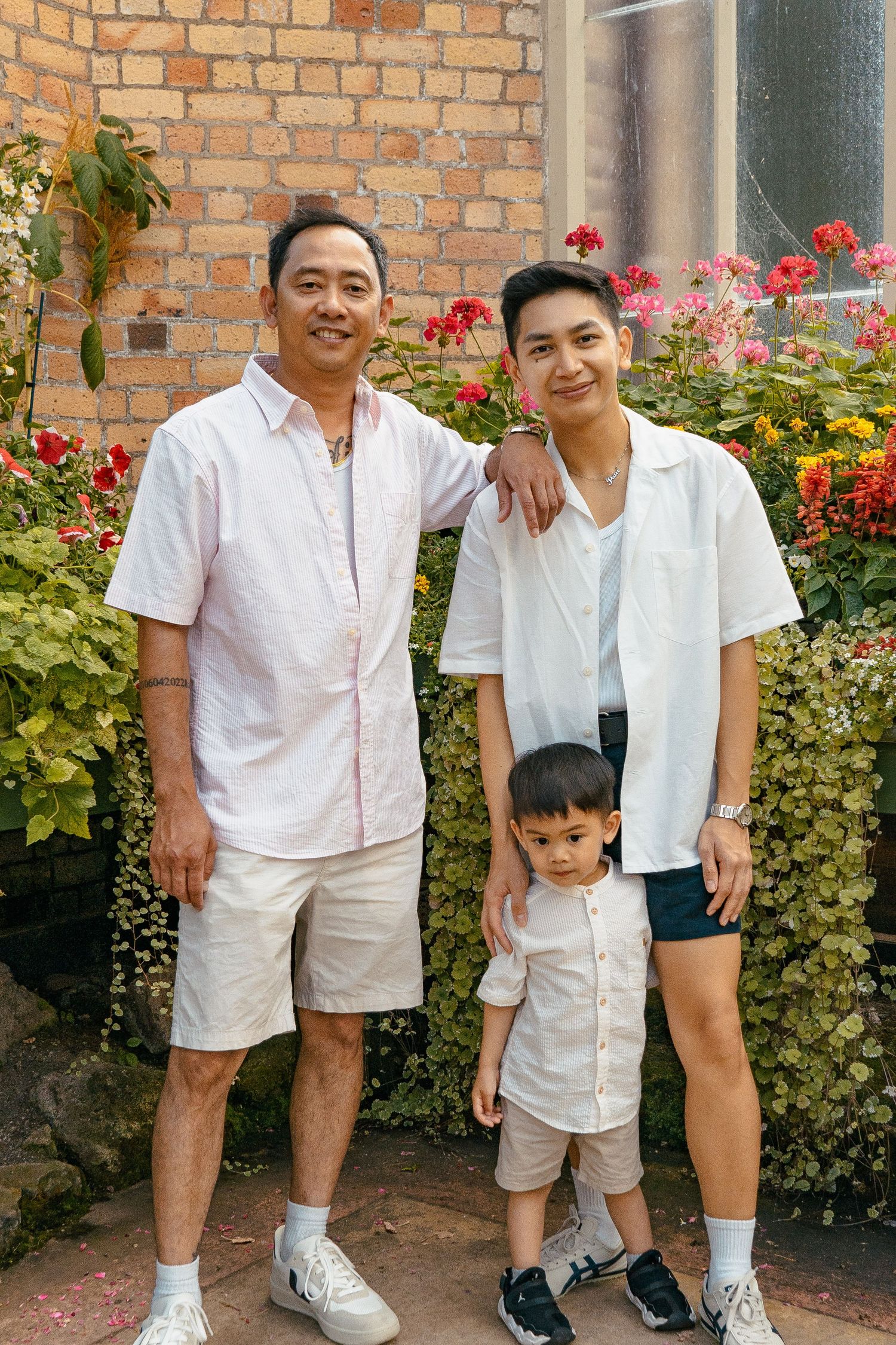 A fun-filled family photo shoot at Auckland Domain and Auckland Wintergardens. A colourful backdrop for a joyful family!