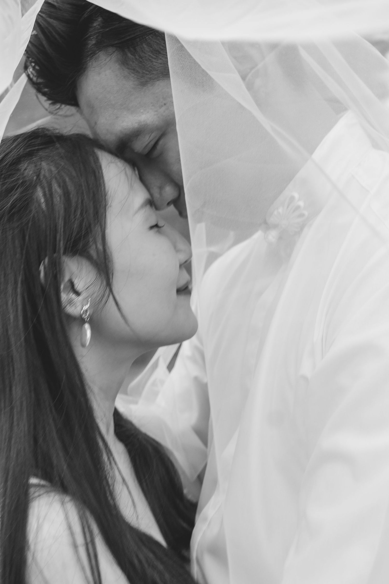 A joyful pre-wedding photoshoot at Auckland Botanical Gardens by YM Photography. Shot on digital and 35mm film.