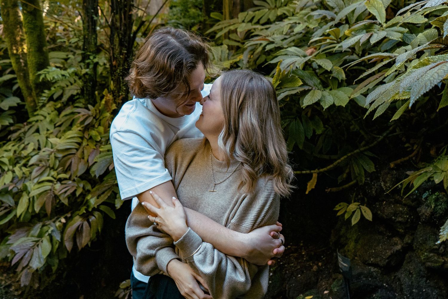 A romantic engagement shoot at the Fernery at Auckland Wintergardens by YM Photography.