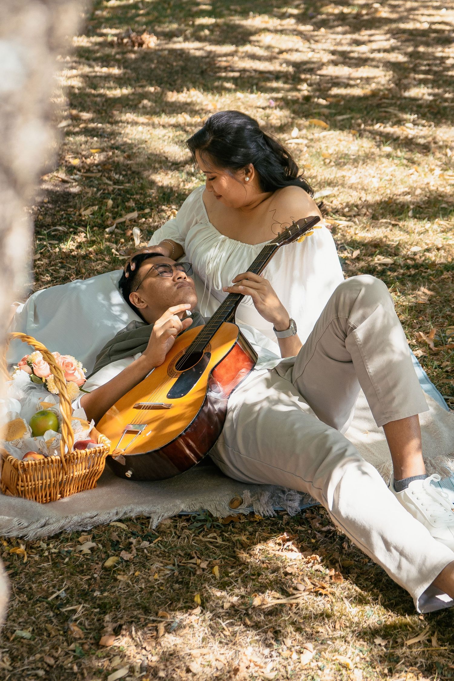 Recreating their first date for a pre-wedding photoshoot session at Bodega cafe and finishing it off with a picnic at Auckland domain.