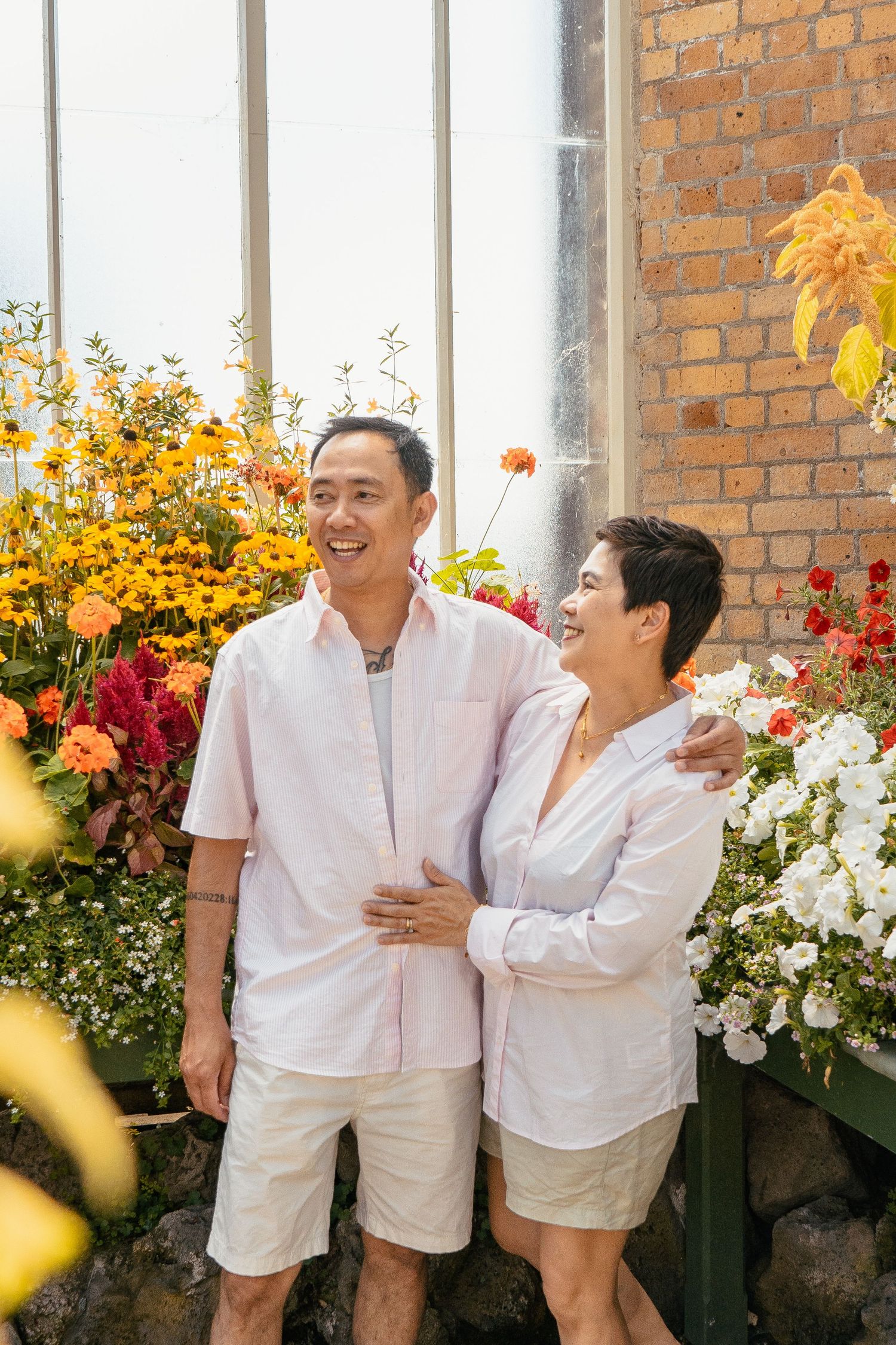 A fun-filled family photo shoot at Auckland Domain and Auckland Wintergardens. A colourful backdrop for a joyful family!