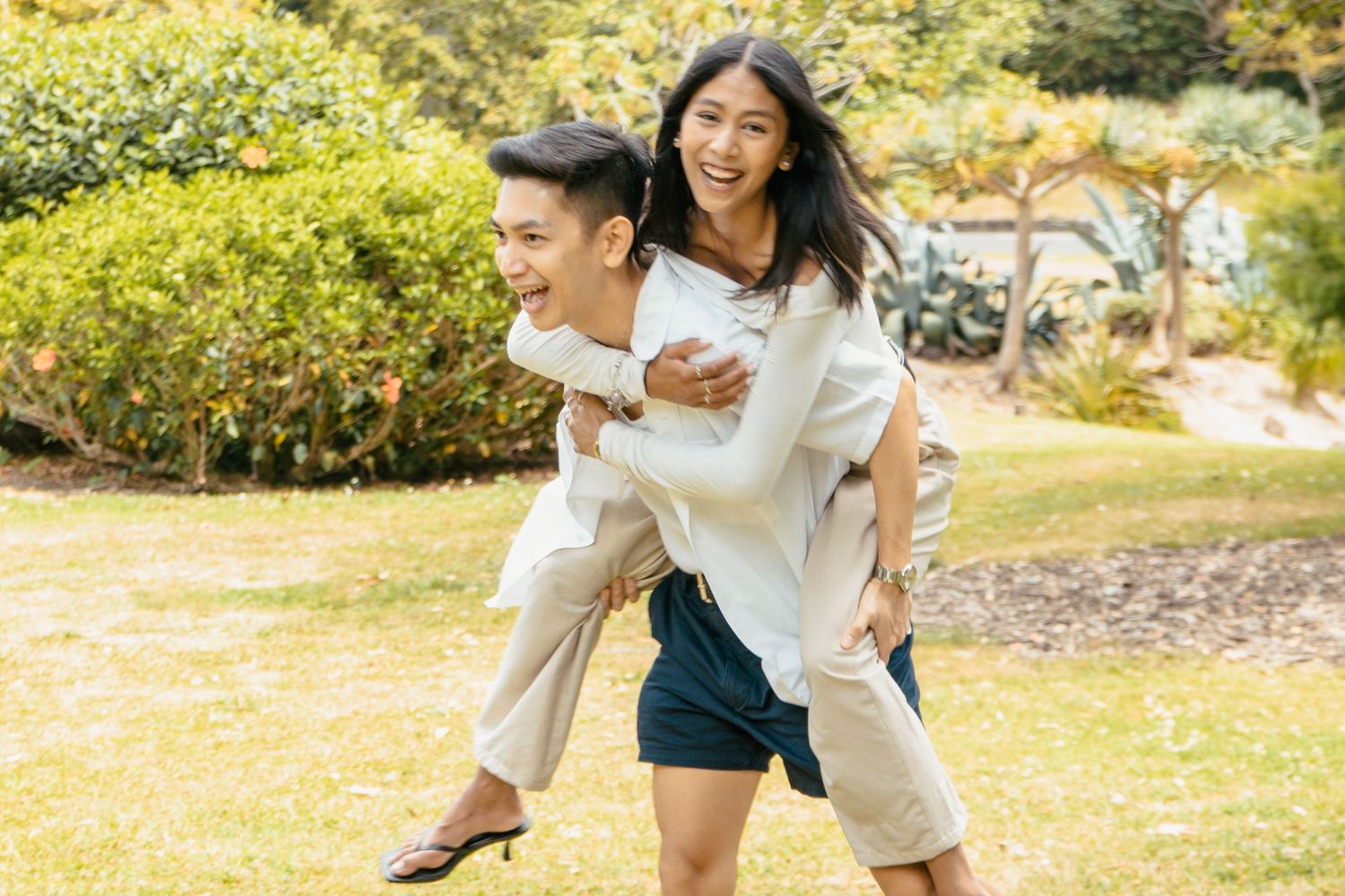 A fun-filled family photo shoot at Auckland Domain and Auckland Wintergardens. A colourful backdrop for a joyful family!