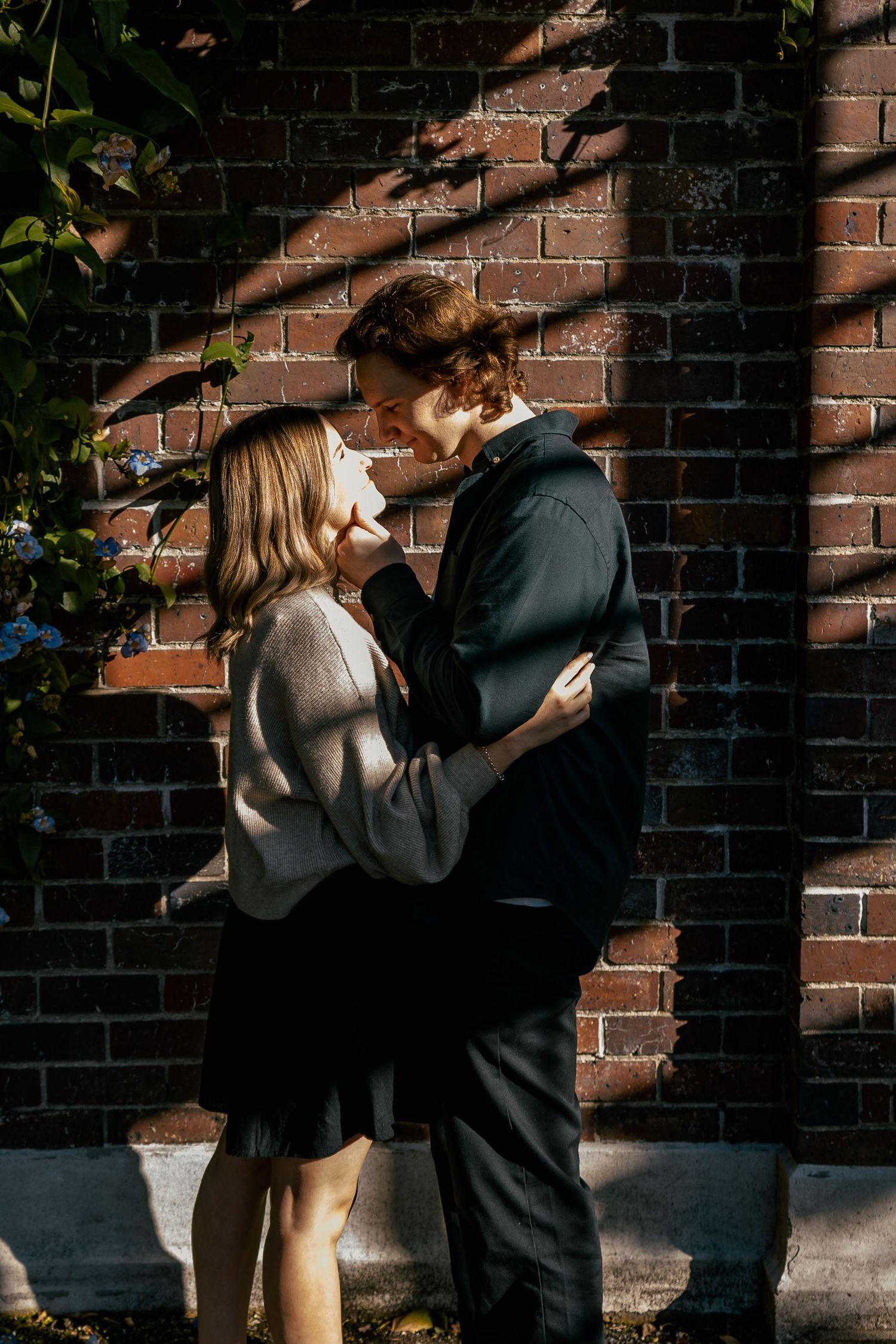 A romantic engagement shoot at the Fernery at Auckland Wintergardens by YM Photography.