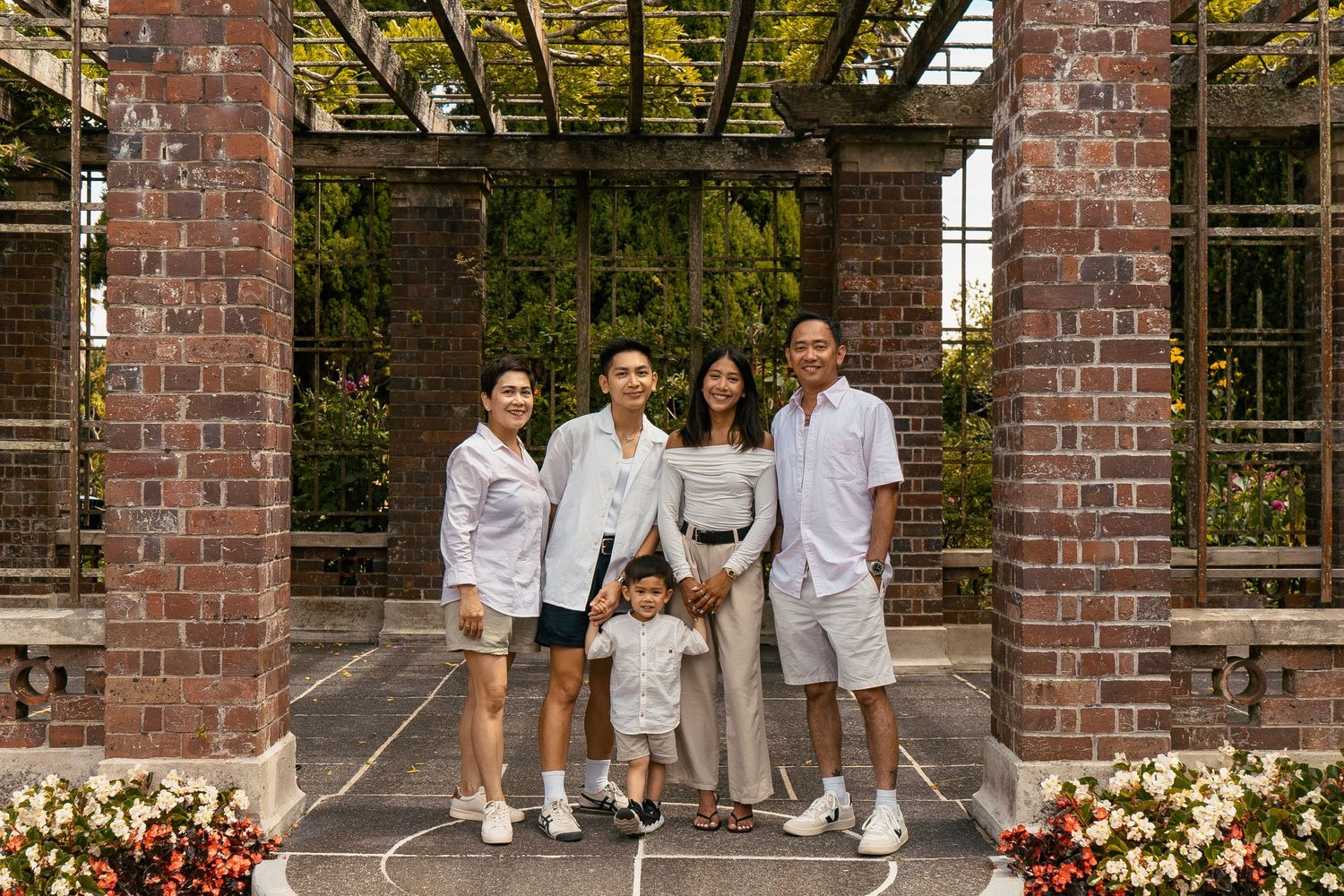 A fun-filled family photo shoot at Auckland Domain and Auckland Wintergardens. A colourful backdrop for a joyful family!