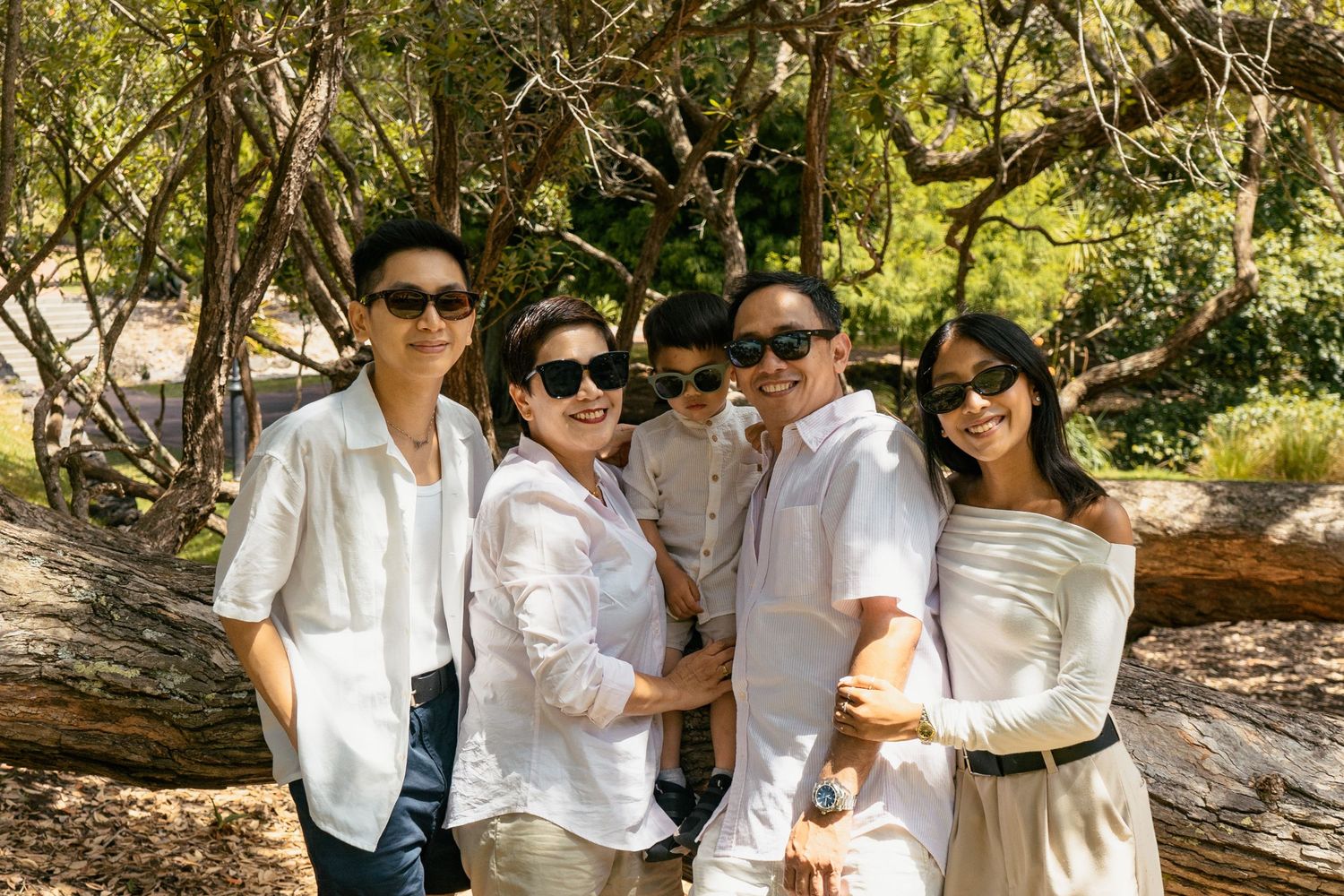 A fun-filled family photo shoot at Auckland Domain and Auckland Wintergardens. A colourful backdrop for a joyful family!