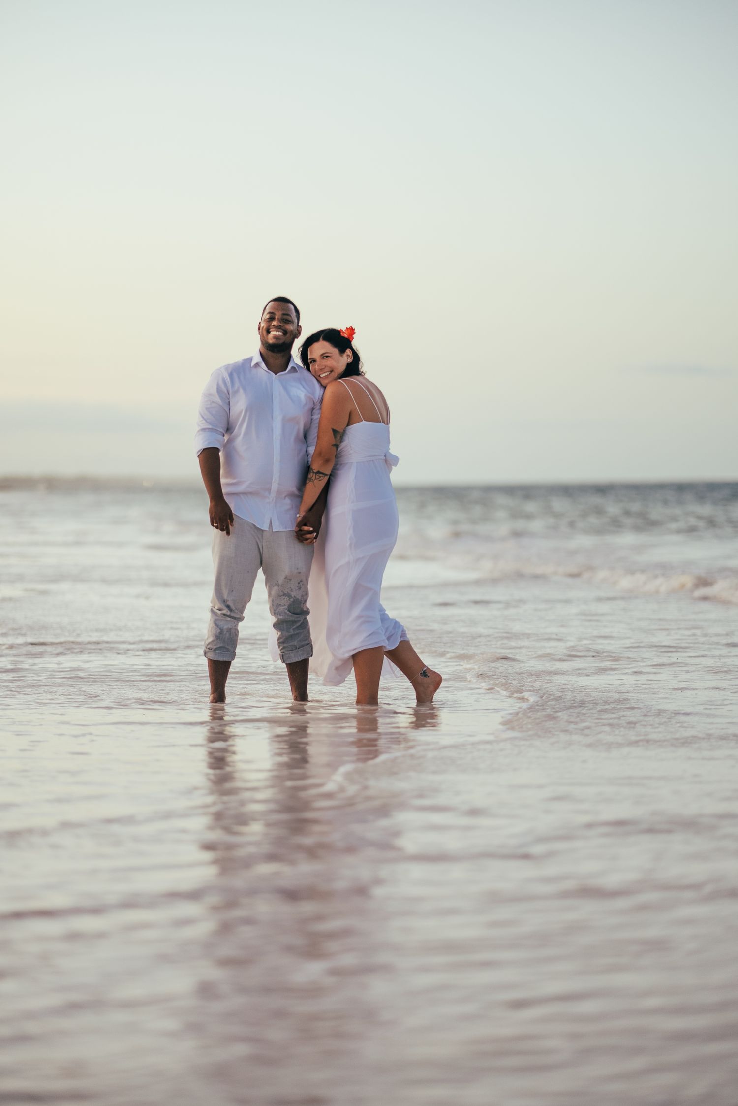 Interkulturelle Hochzeiten am Strand - Afrikanisch und Österreichisch. Authentisch und emotional festgehalten in Hochzeitsfotografie.