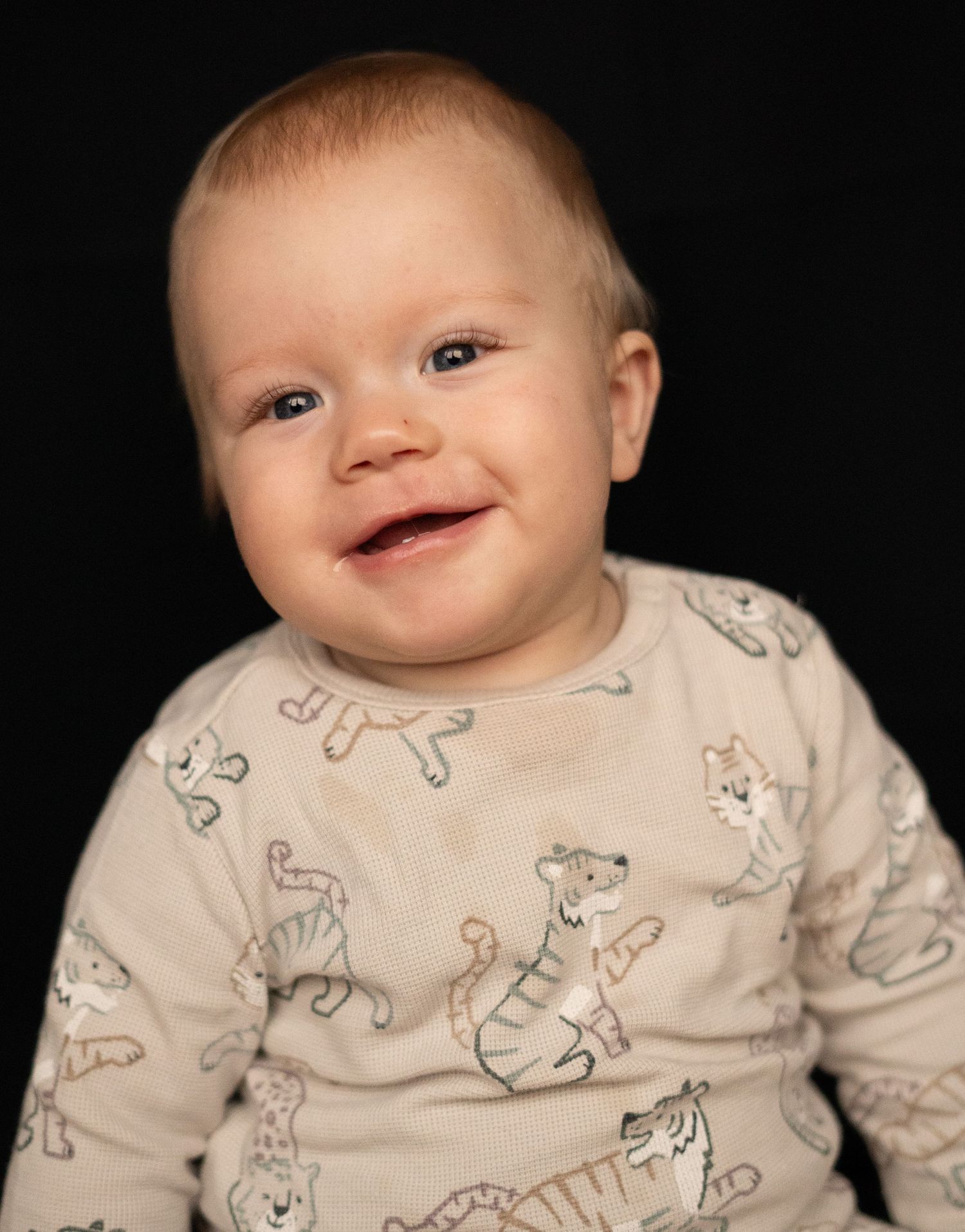Hobbyfotograaf, kinderfotograaf, fotograaf gezocht, fotograaf aan huis, fotograaf op locatie, fotograaf zwarte achtergrond, portret