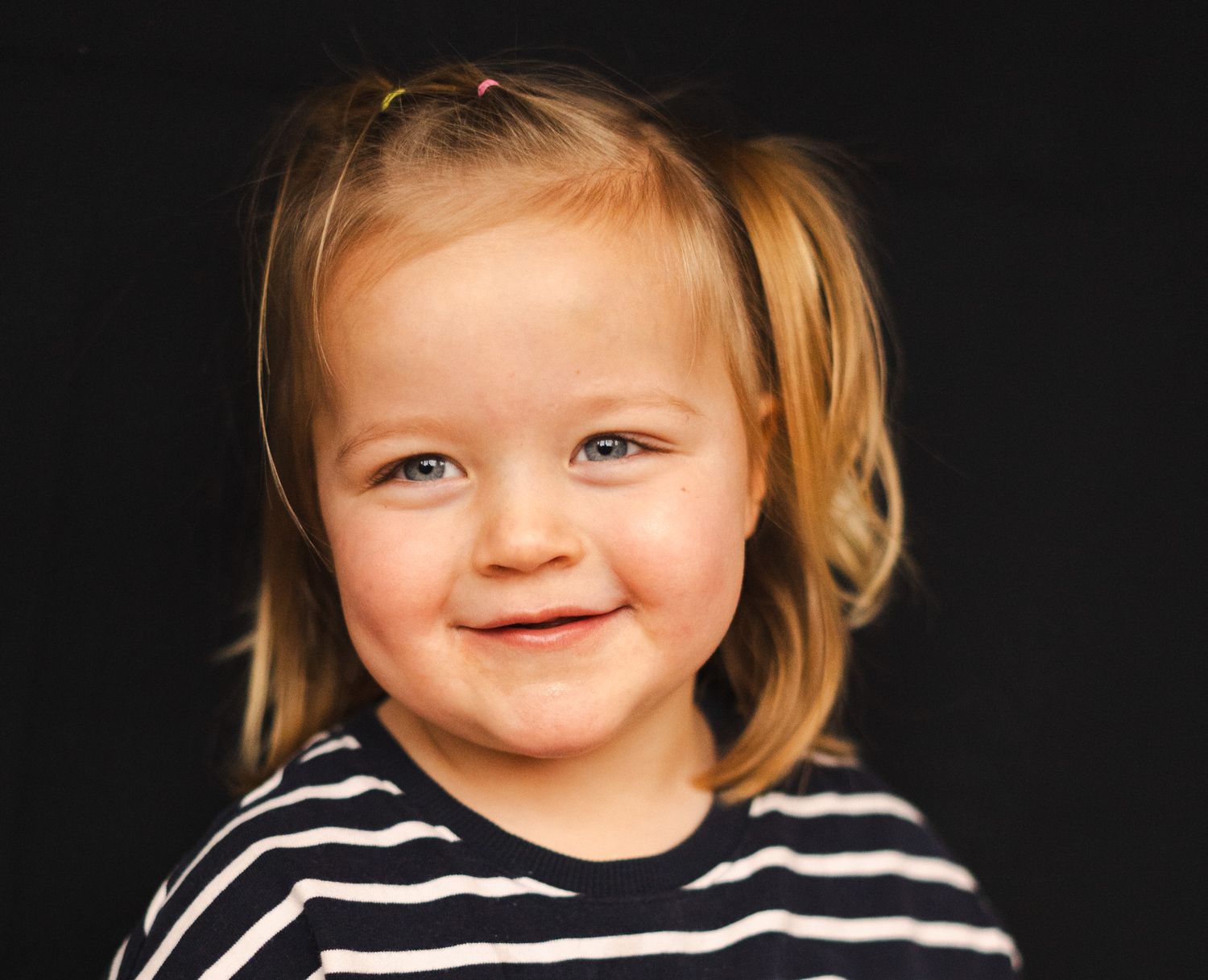 Hobbyfotograaf, kinderfotograaf, fotograaf gezocht, fotograaf aan huis, fotograaf op locatie, fotograaf zwarte achtergrond, portret