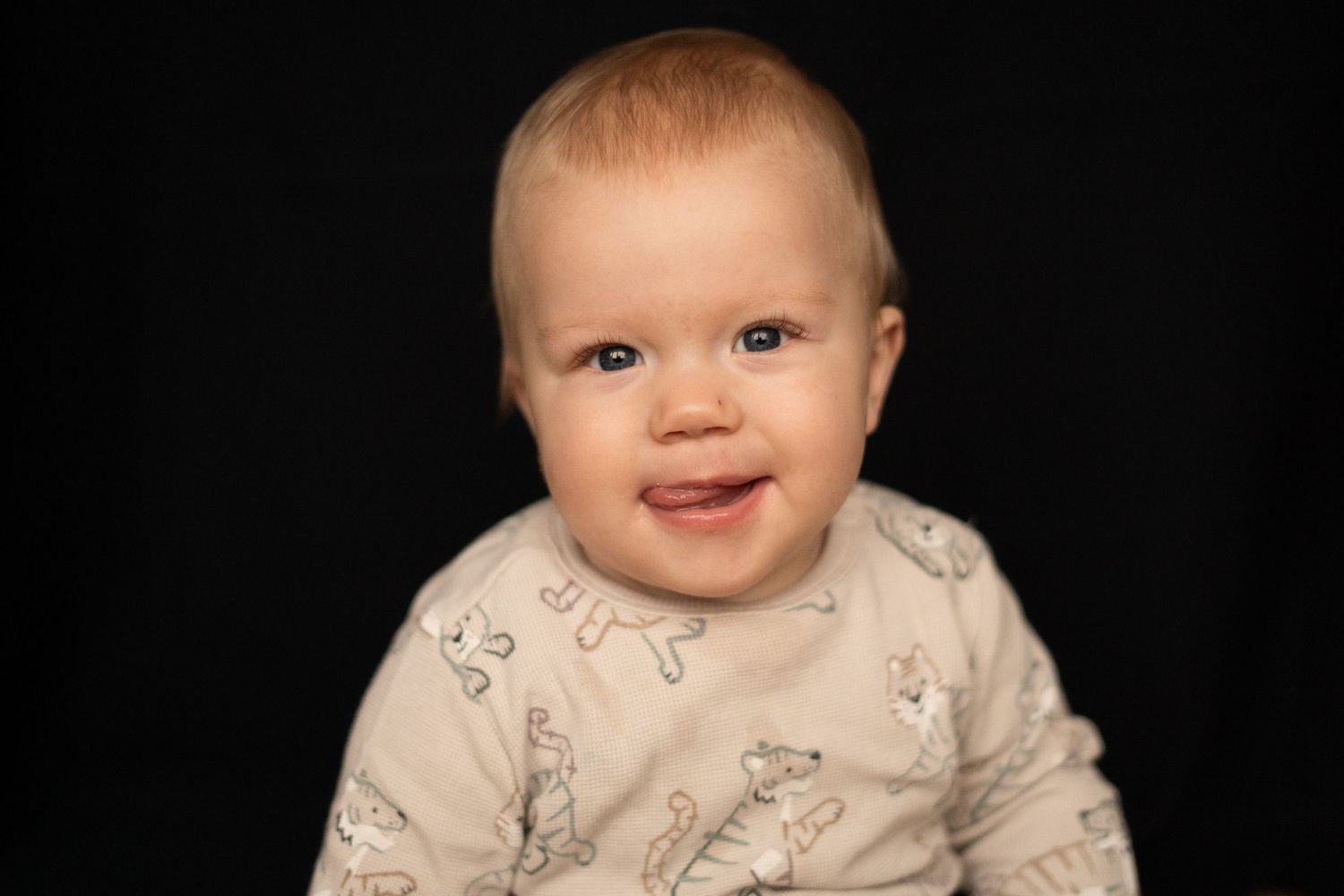 Portret, kinderportet, baby, dreumes, kleine kinderen, fotograaf ommen, fotograaf overijssel, goedkoop, budget, zwarte achtergrond