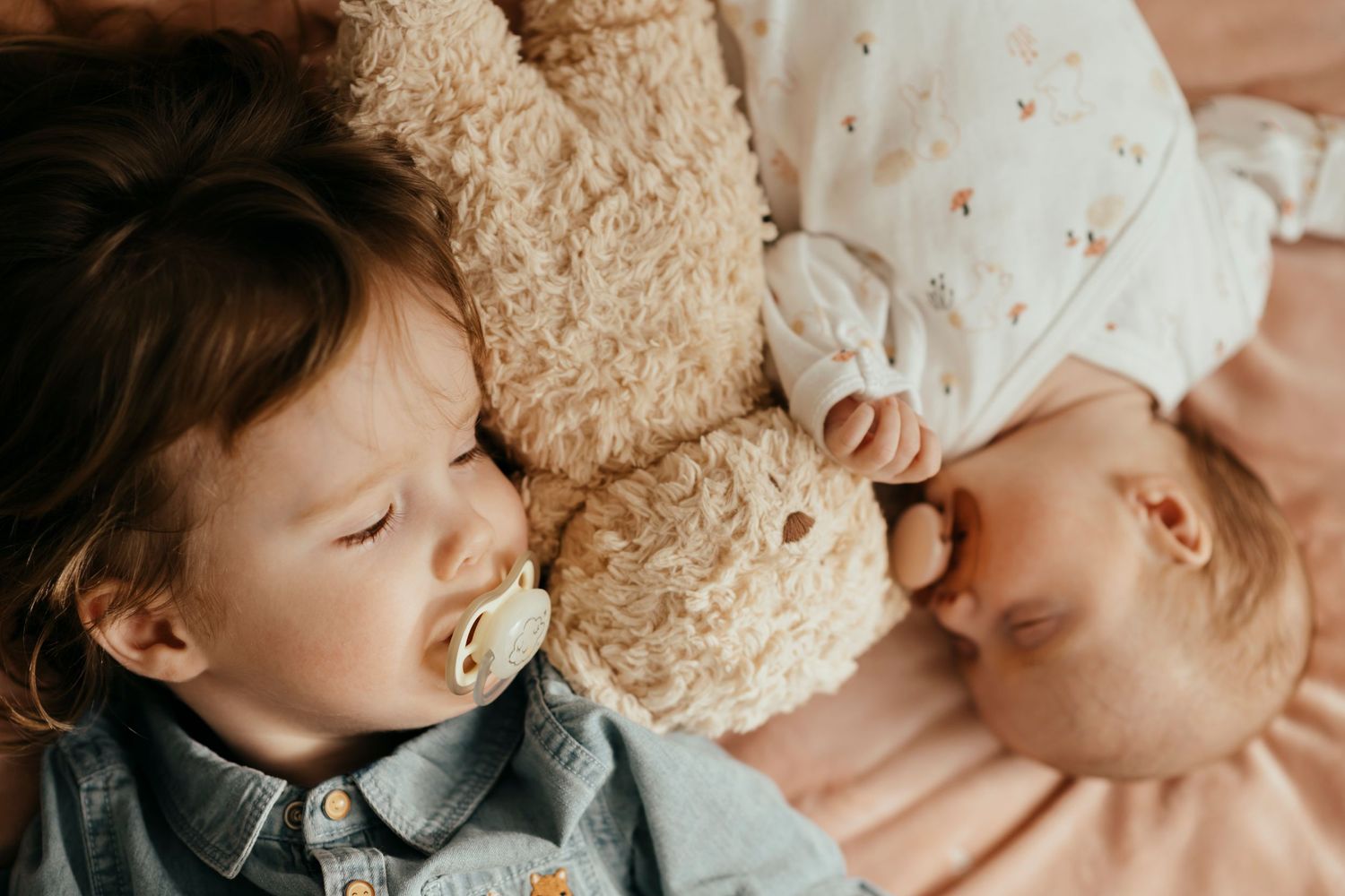 Professionele newborn fotoshoot met broer of zus in Beersel. Puur en liefdevol vastgelegd door een ervaren baby- en familiefotograaf