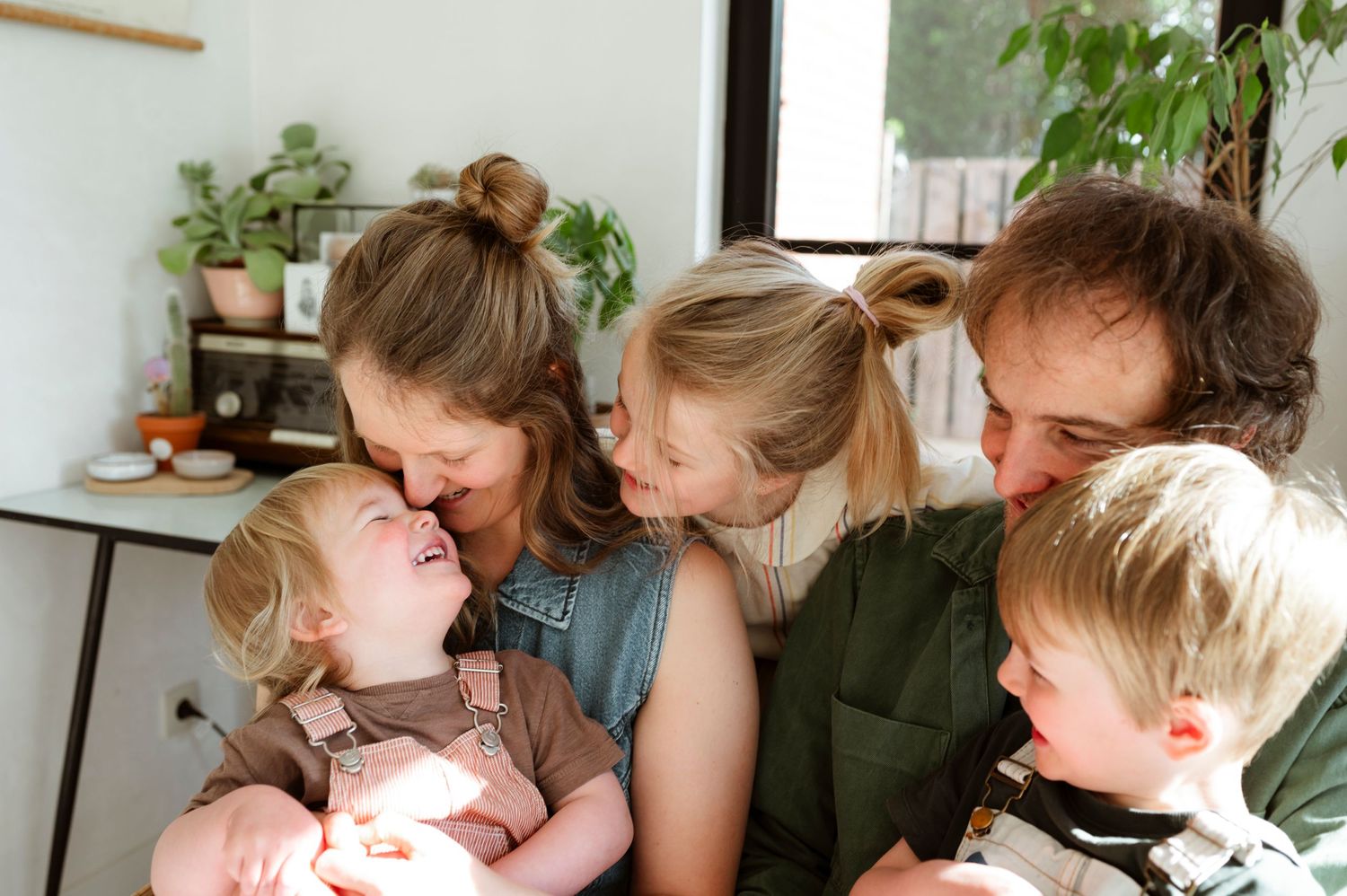 Intieme familiemomenten vastgelegd in de woonkamer, vol warmte en interactie