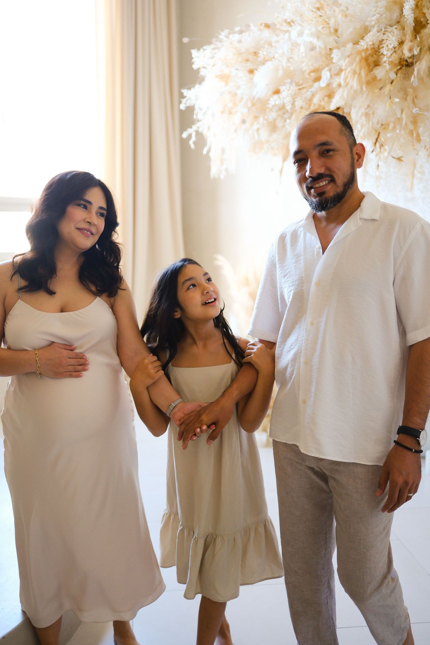 Family maternity photo with daughter Maternity photographer Toronto, family portraits majestystudios, GTA, couple, beautiful, Nadia