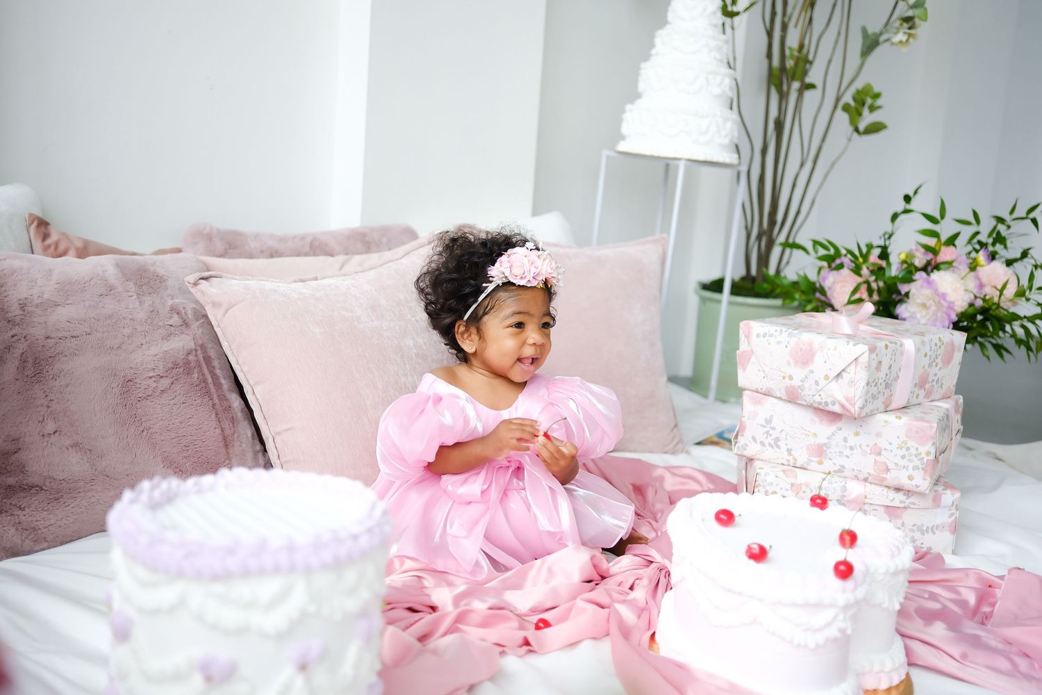 cake smash photoshoot, 1 year old birthday portrait, family photographer Toronto, family portraits, Nadia, GTA, majestystudios, cake smash
