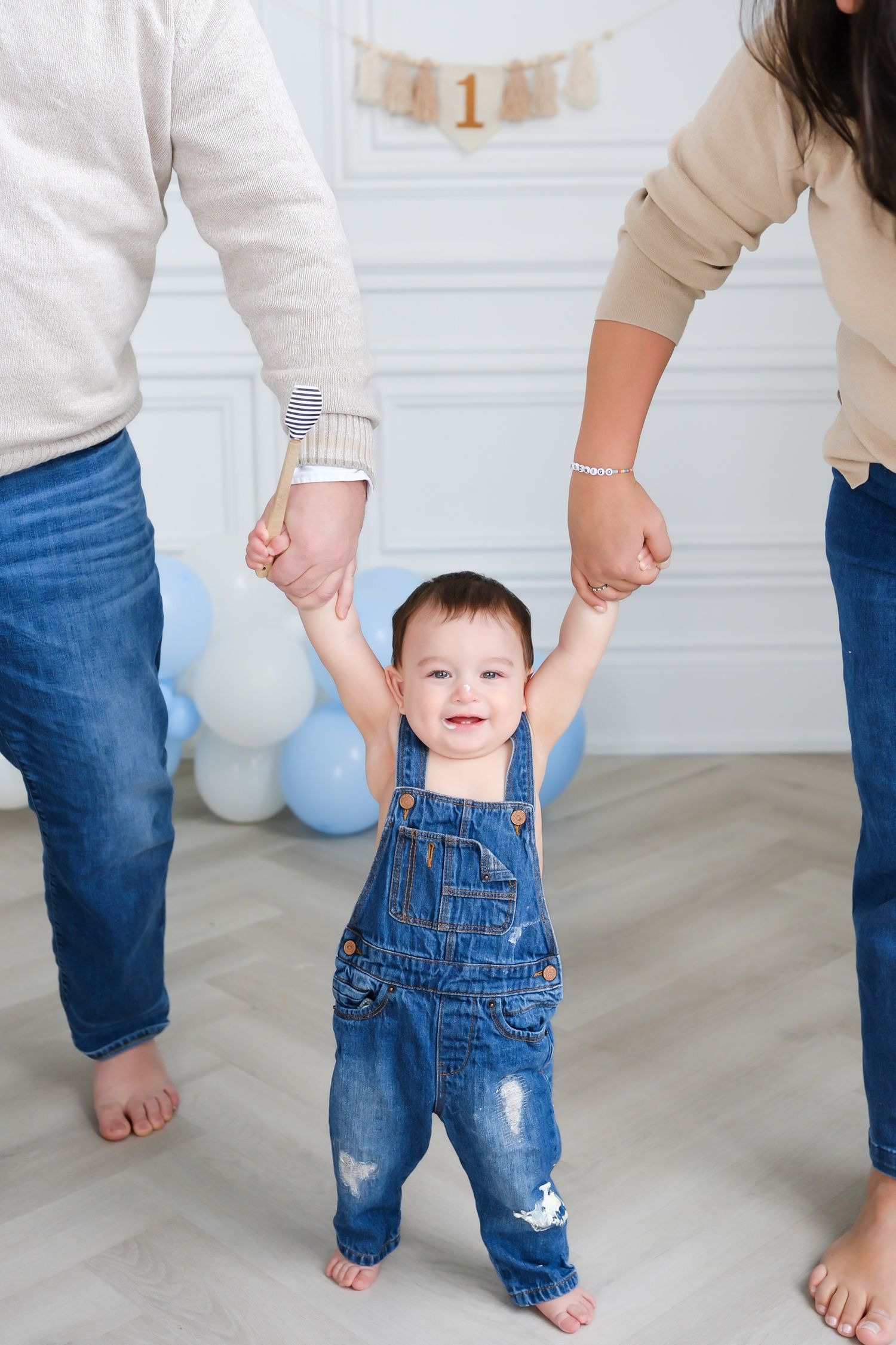 Portrait 1 year old birthday, family photographer Toronto, family portraits, Nadia, GTA, majestystudios, event, birthday, cake smash photos