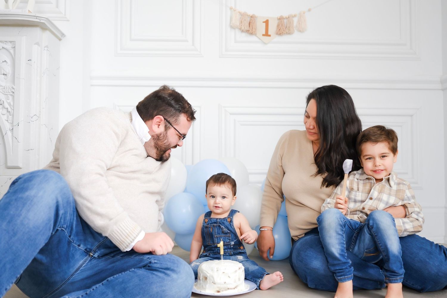 Family Portrait 1 year old birthday, family photographer Toronto, family portraits, Nadia, GTA, majestystudios, event, birthday, cake smash