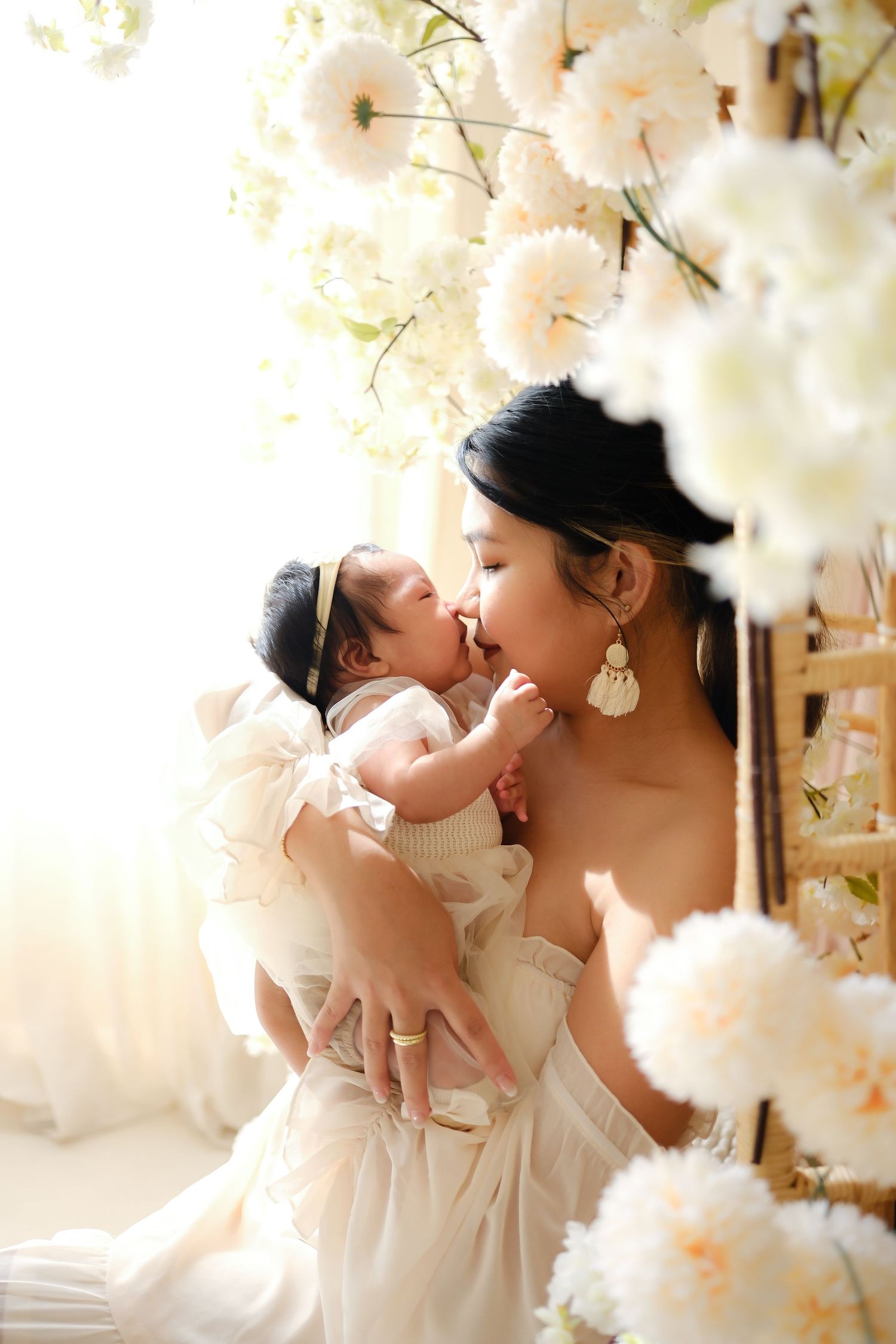 Mother and baby, newborn photographer Toronto, majesty studios by Nadia, greater toronto area, family, newborn portraits, GTA, photoshoot