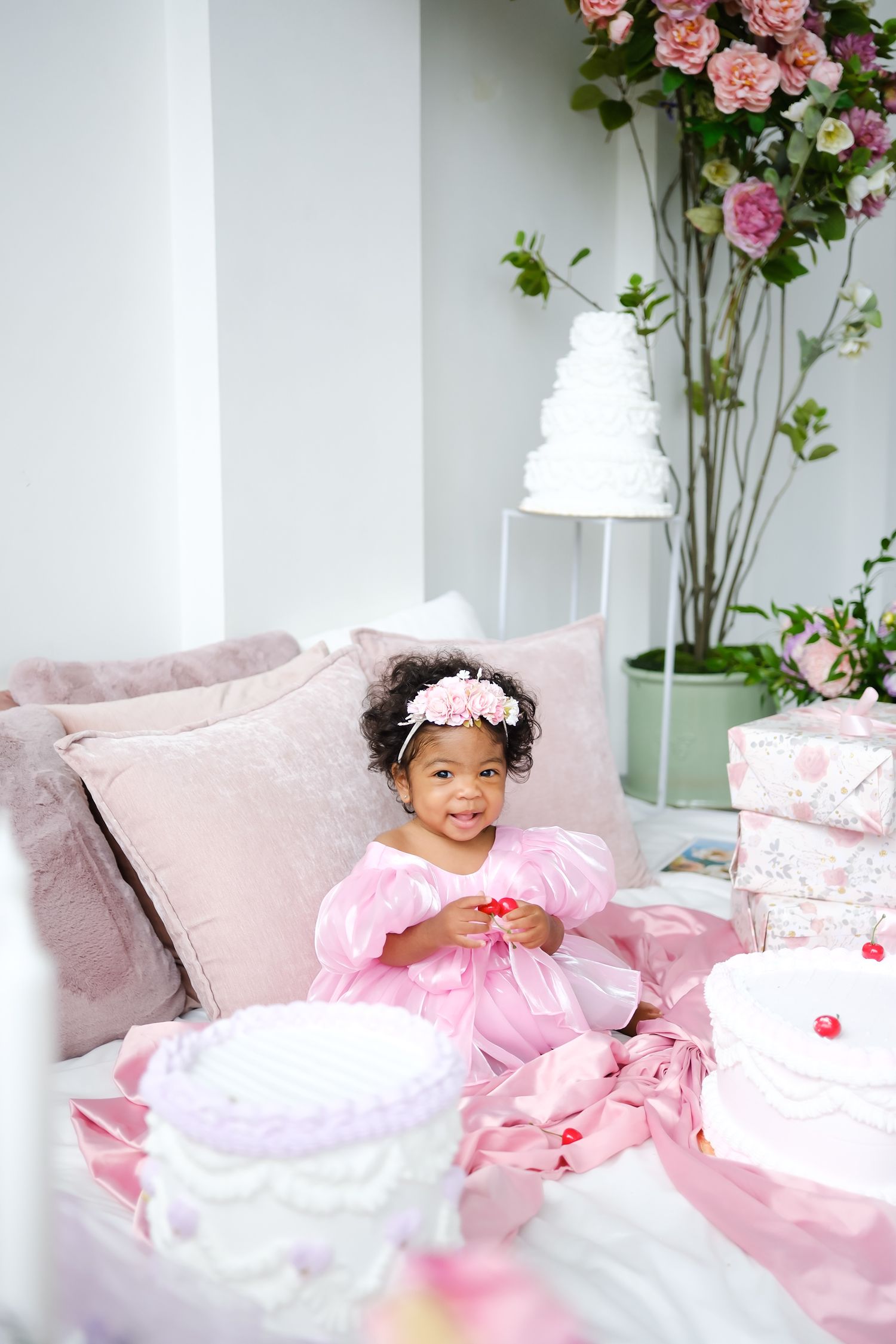 1 year old birthday portrait, family photographer Toronto, family portraits, Nadia, GTA, majestystudios, cake smash photographer photoshoot