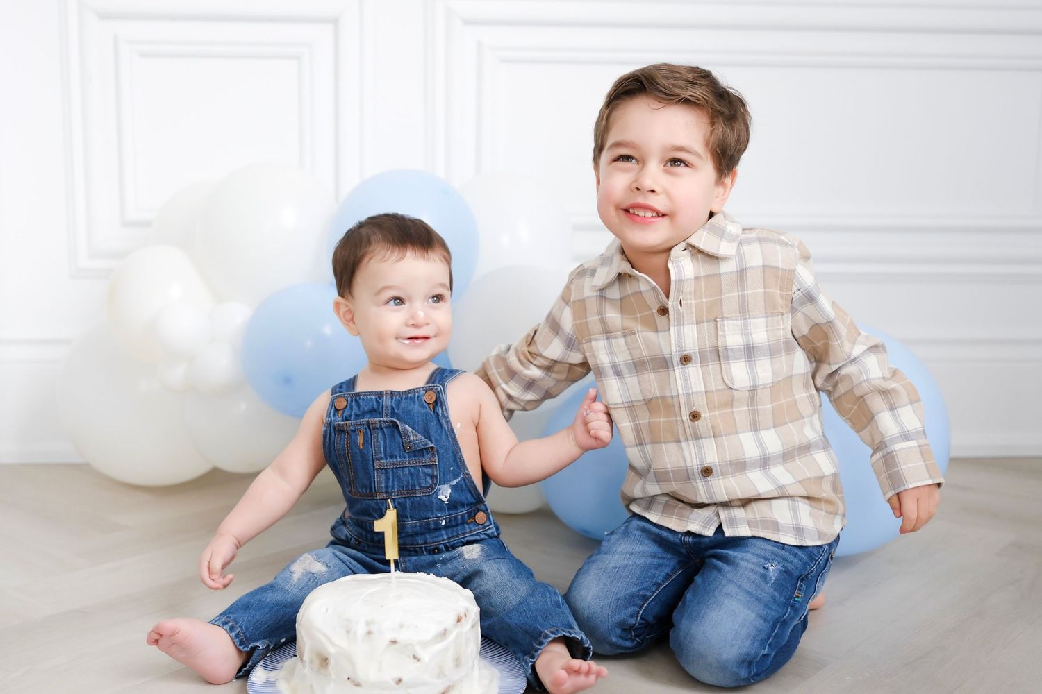 Portrait 1 year old birthday, family photographer Toronto, family portraits, Nadia, GTA, majestystudios, event, birthday, cake smash photos