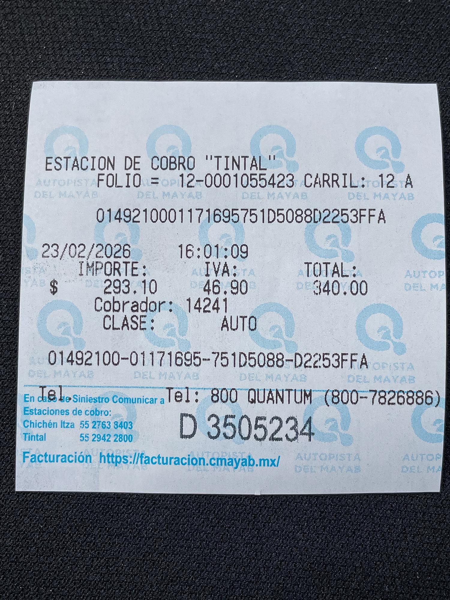 Close-up view of a payment receipt showing transaction details and toll station information in Spanish.