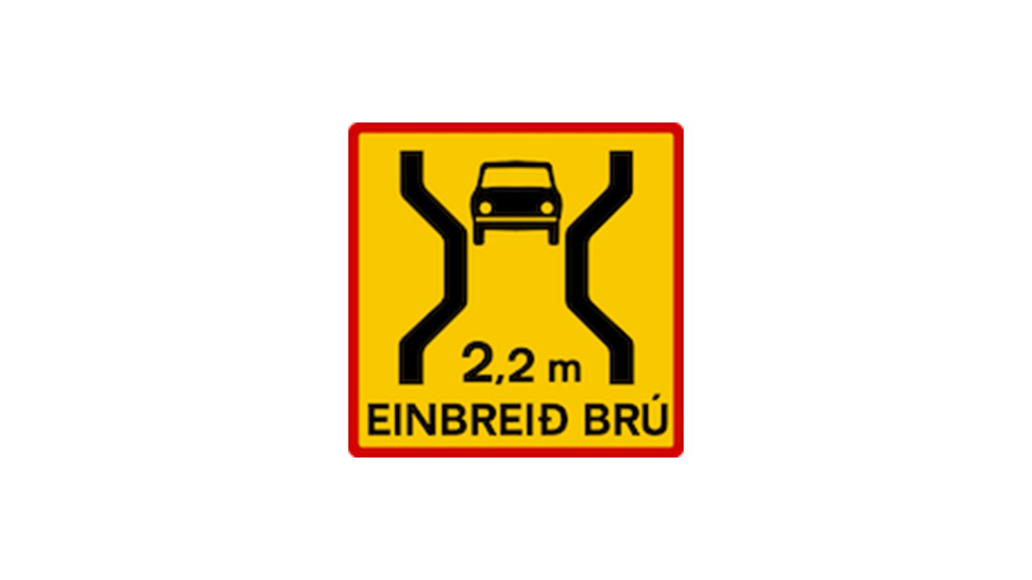 Yellow and red warning sign showing a narrow bridge width restriction of 2.2 meters with car symbol and text EINBREID BRU.