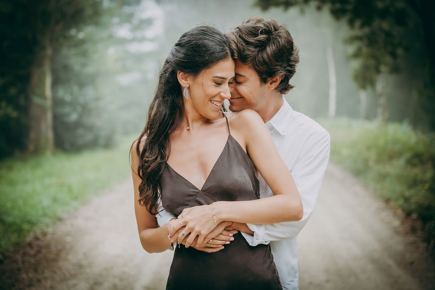 Pareja abrazándose de forma natural durante una sesión de preboda en Asturias