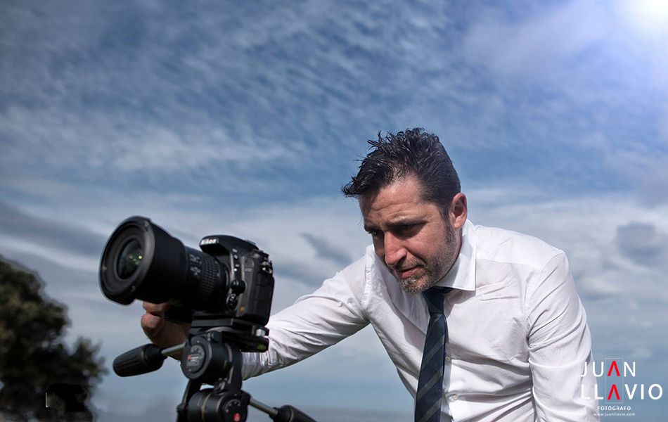 Juan Llavio, fotógrafo documental de bodas en Asturias, trabajando durante una boda.