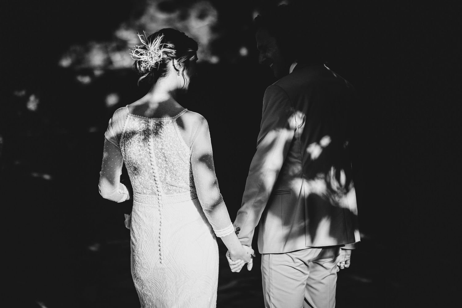 Pareja de recién casados caminando juntos durante su boda en Oviedo