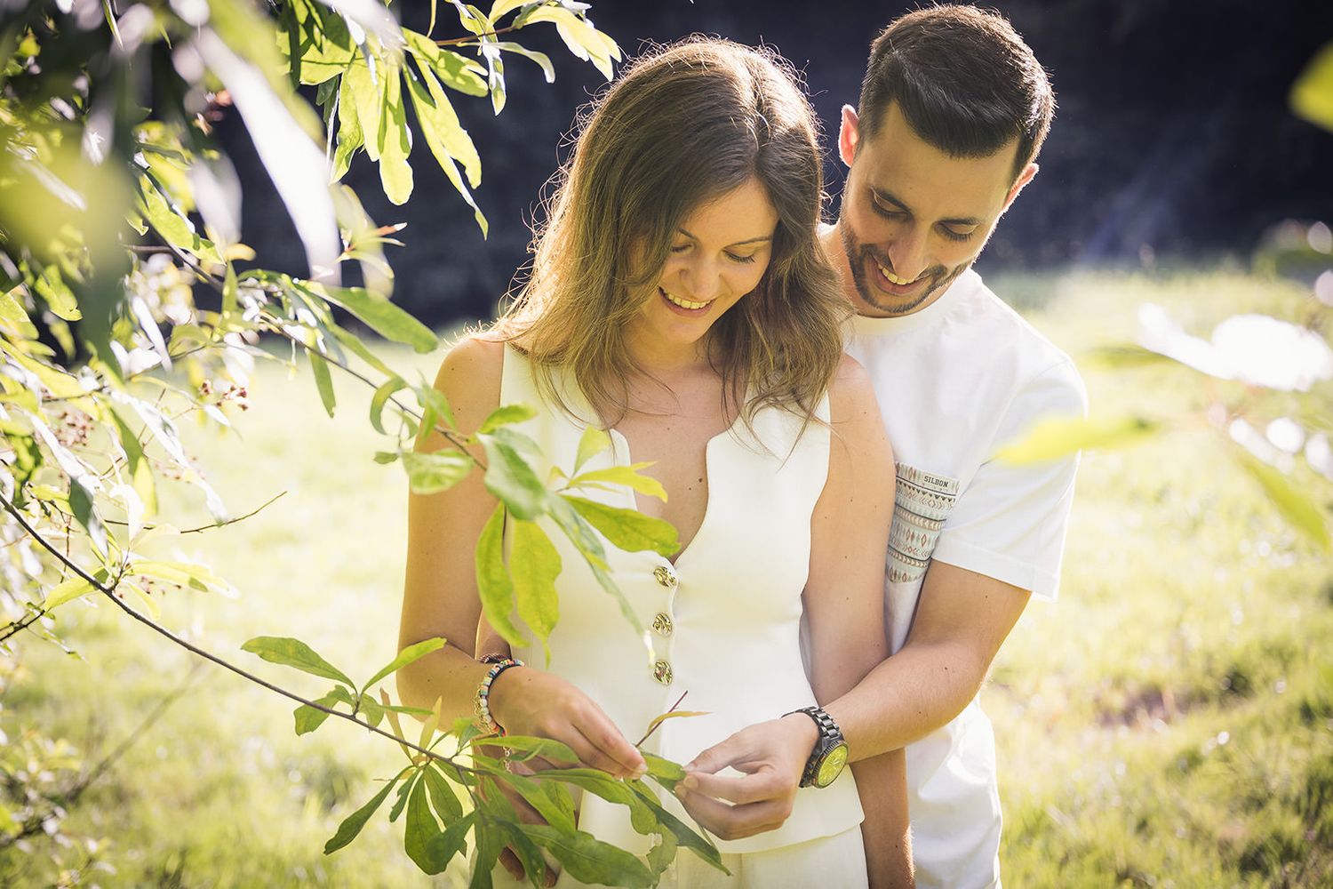Momento natural durante una preboda en Asturias, conversando y caminando sin posar