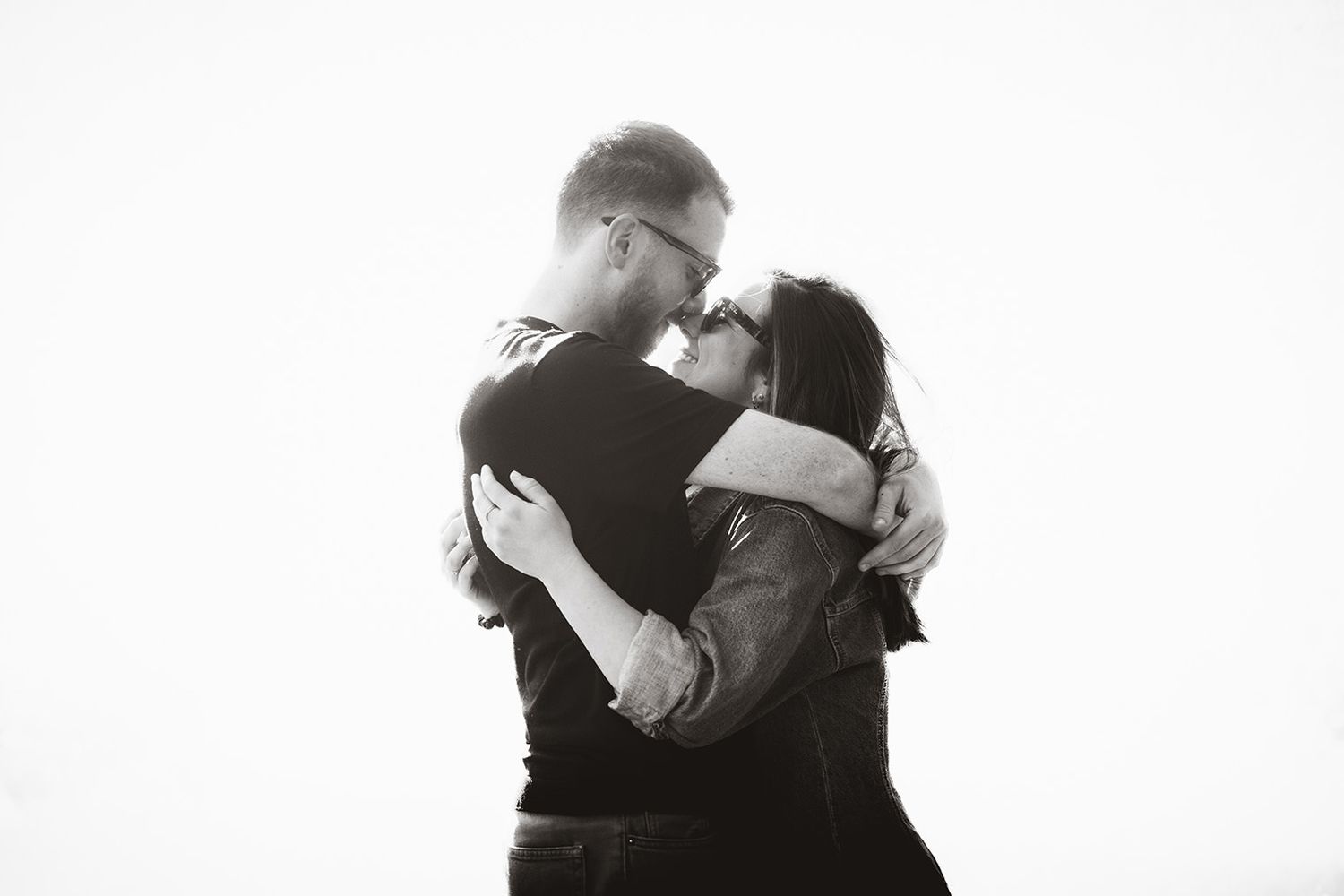 Fotografía de preboda en Asturias de una pareja abrazándose de manera natural