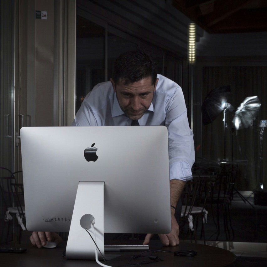 Juan Llavio editando un reportaje de boda en su estudio en Asturias