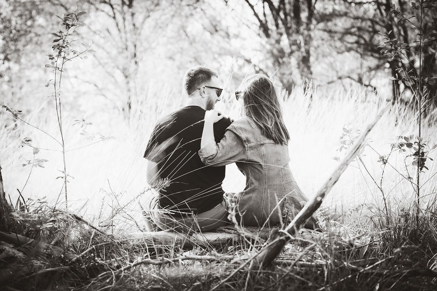 Pareja sentada y abrazada durante una preboda en Asturias, en un entorno natural y tranquilo