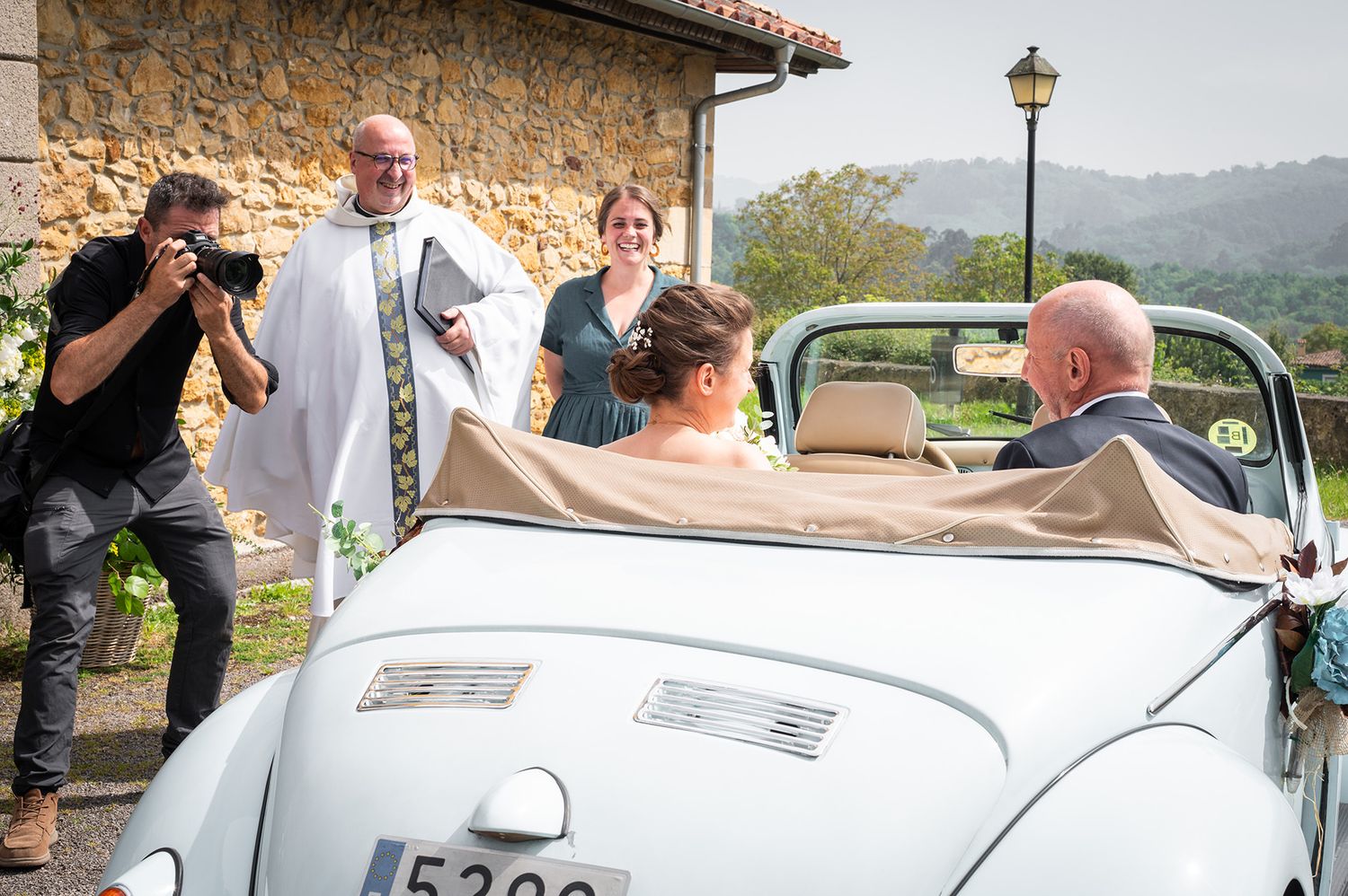Juan Llavio fotografiando la llegada de una novia durante una boda en Asturias mientras observa y documenta la escena sin intervenir