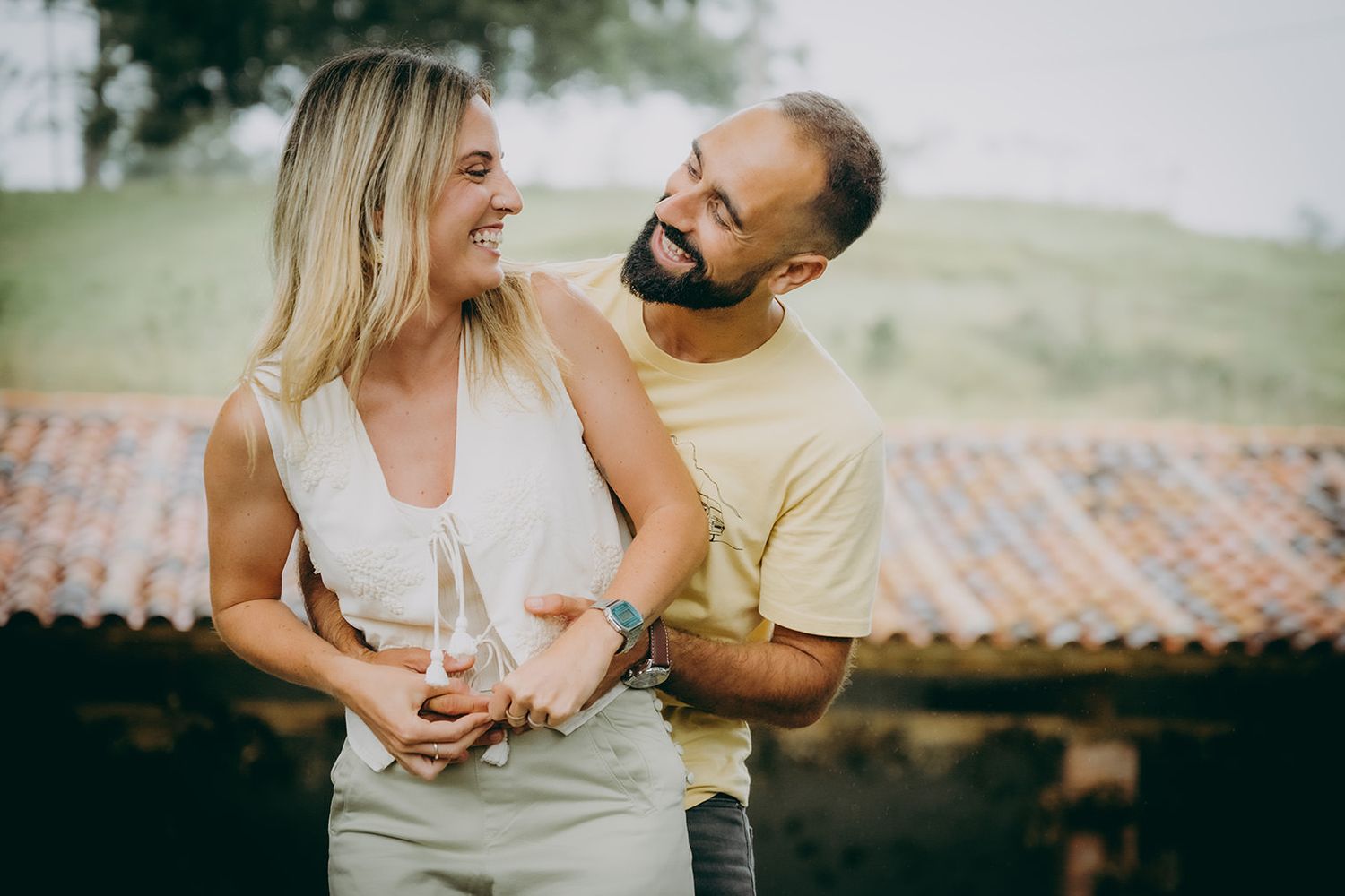 Pareja relajada durante su sesión de preboda en Asturias, en un ambiente íntimo y real